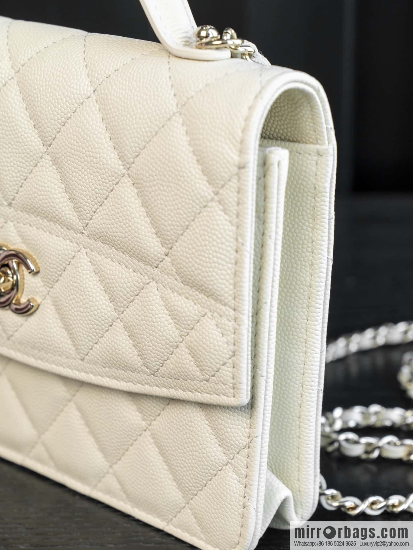 𝐂𝐡𝐚𝐧𝐞𝐥 𝟐𝟓𝐂 early spring backpack, milky white 🥛 AP4406