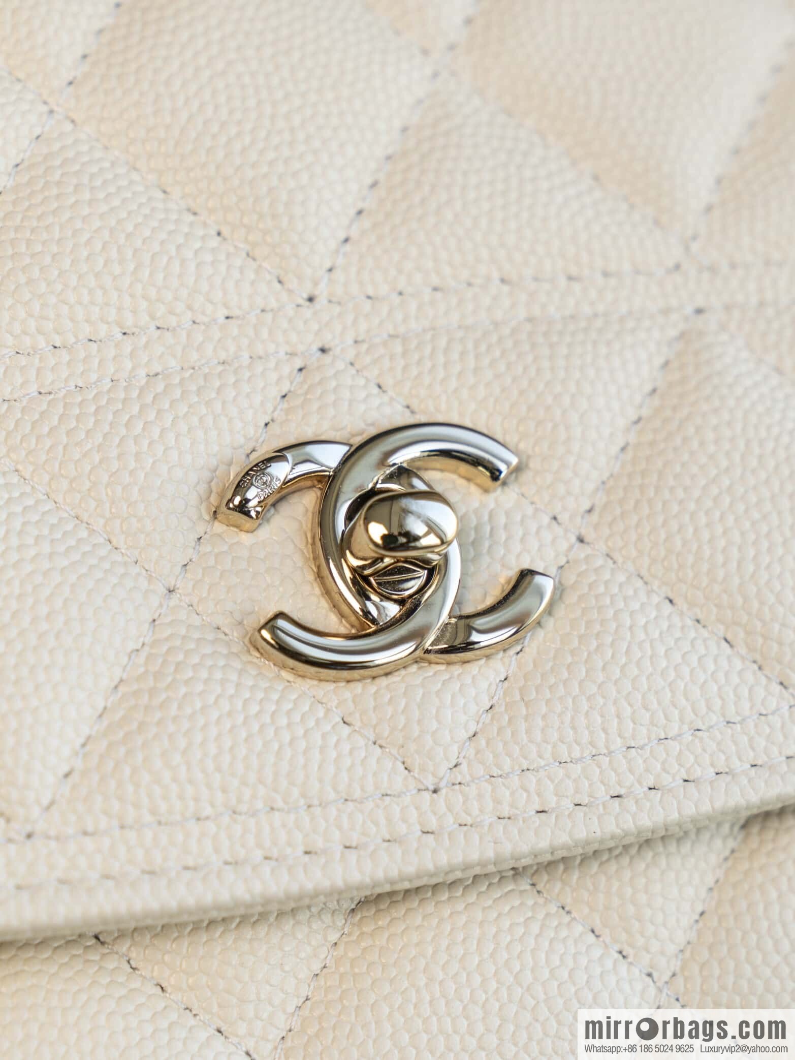 𝐂𝐡𝐚𝐧𝐞𝐥 𝟐𝟓𝐂 early spring backpack, milky white 🥛 AP4406