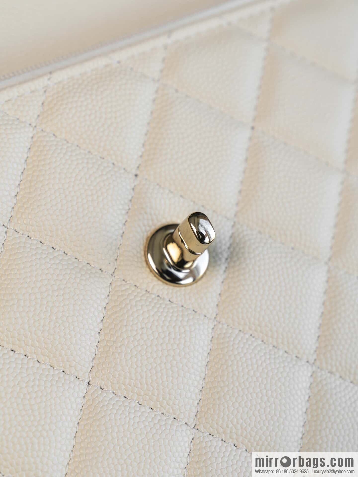 𝐂𝐡𝐚𝐧𝐞𝐥 𝟐𝟓𝐂 early spring backpack, milky white 🥛 AP4406