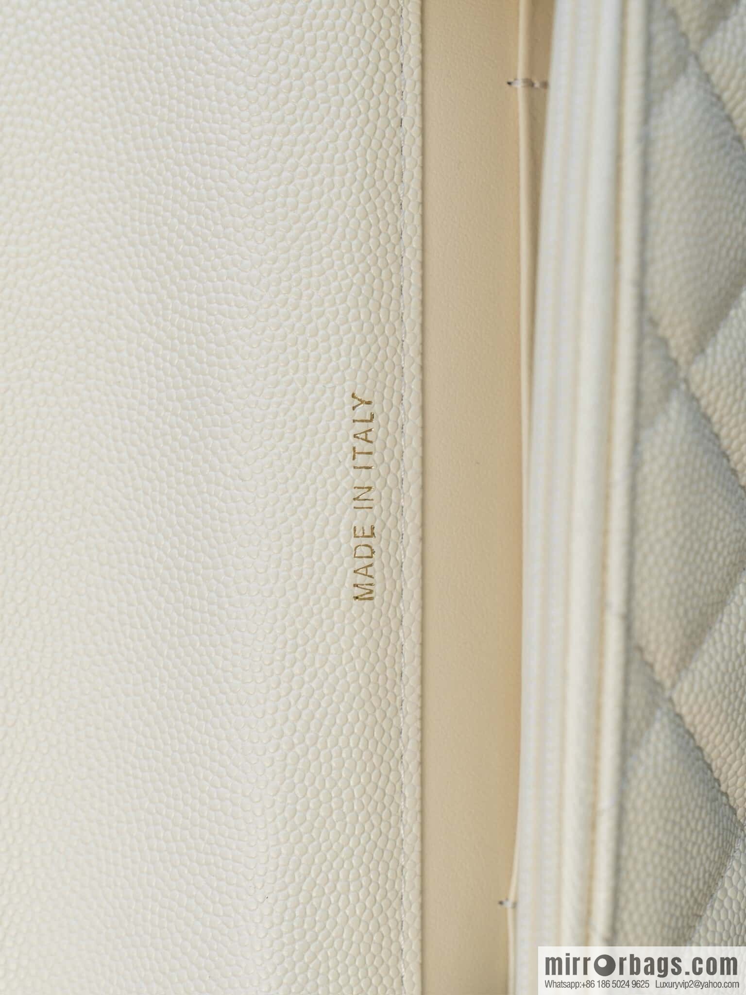 𝐂𝐡𝐚𝐧𝐞𝐥 𝟐𝟓𝐂 early spring backpack, milky white 🥛 AP4406