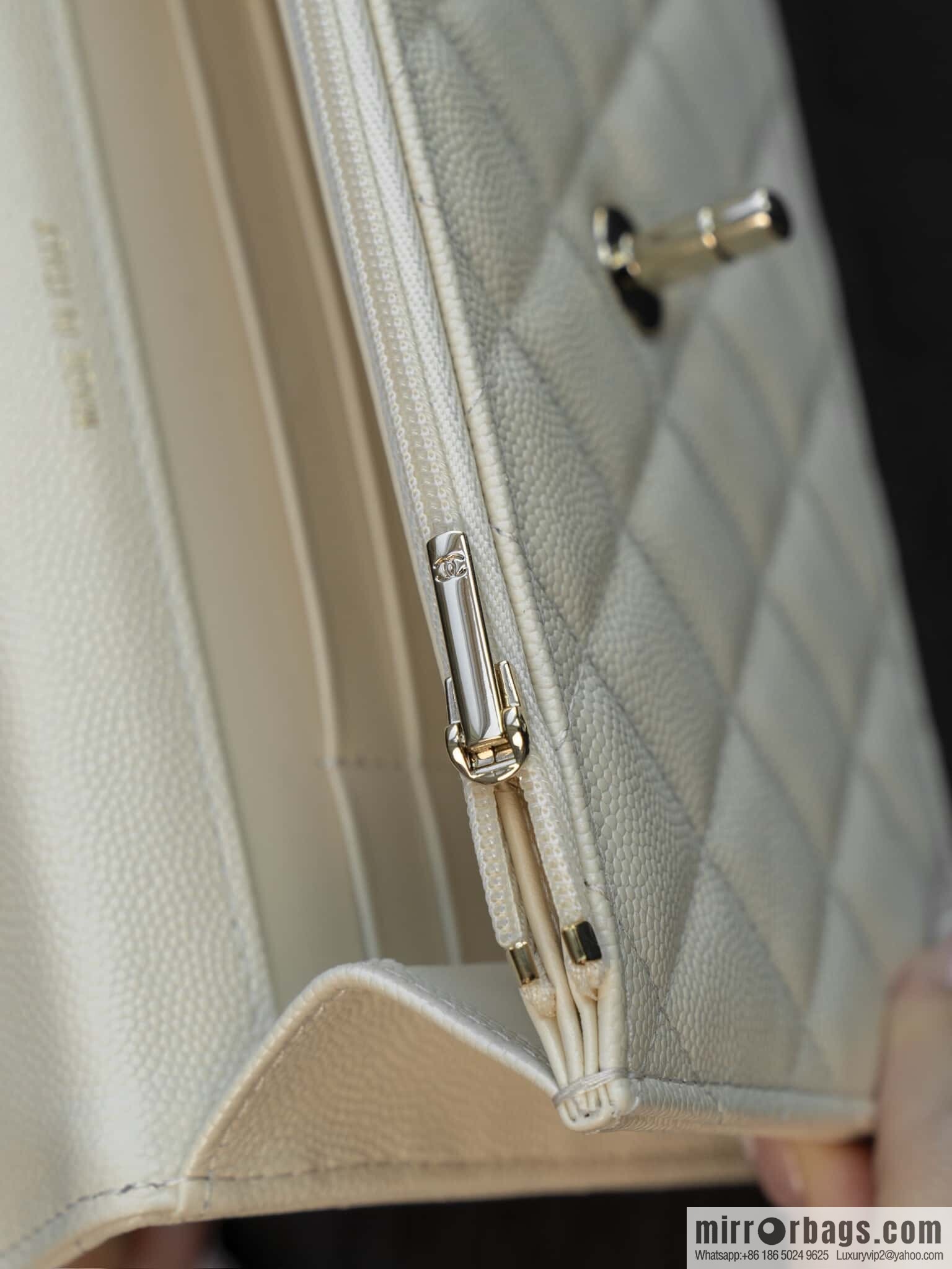 𝐂𝐡𝐚𝐧𝐞𝐥 𝟐𝟓𝐂 early spring backpack, milky white 🥛 AP4406