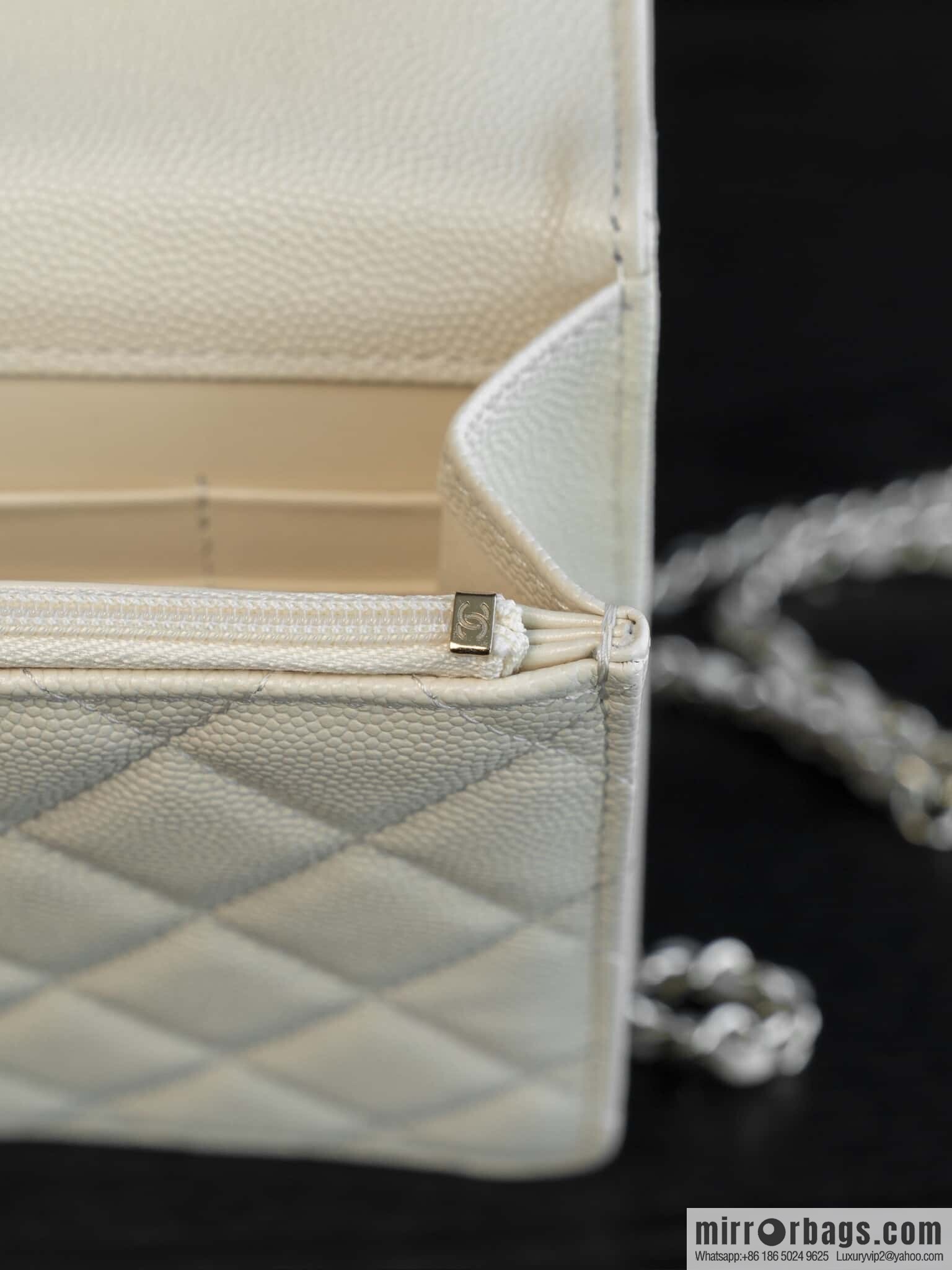 𝐂𝐡𝐚𝐧𝐞𝐥 𝟐𝟓𝐂 early spring backpack, milky white 🥛 AP4406