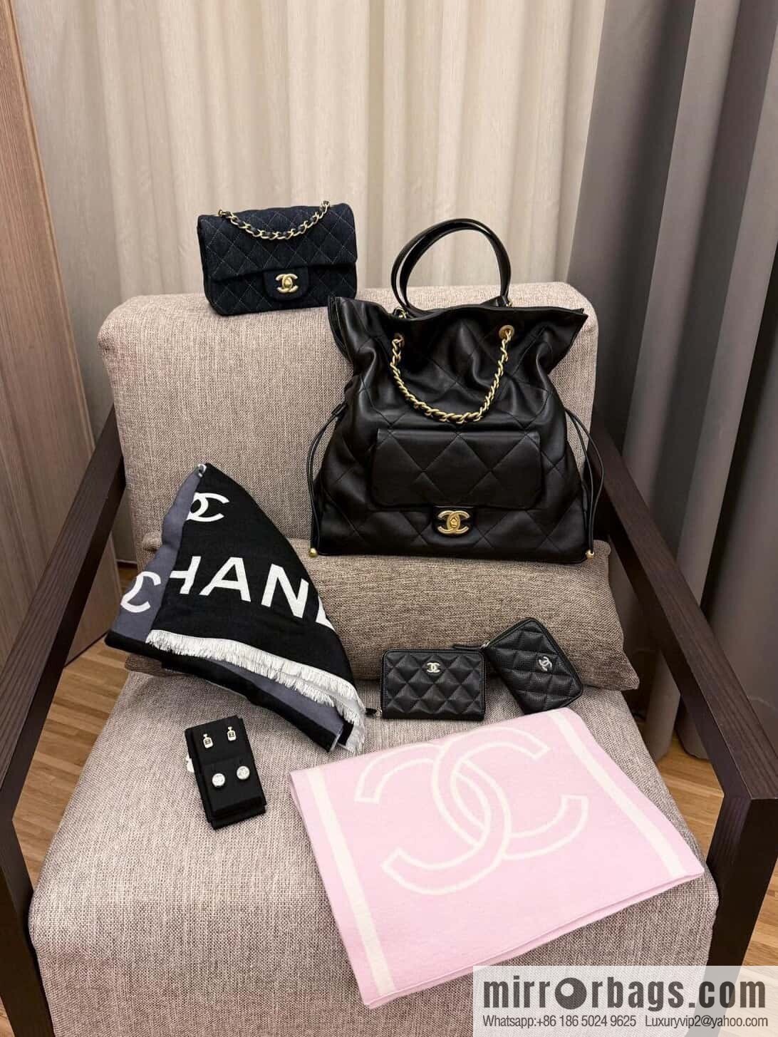 𝐂𝐡𝐚𝐧𝐞𝐥 𝟐𝟓𝐜 Early Spring 𝐬𝐡𝐨𝐩𝐩𝐢𝐧𝐠 𝐛𝐚𝐠 Big Tote, Black Gold 👜 AS5315