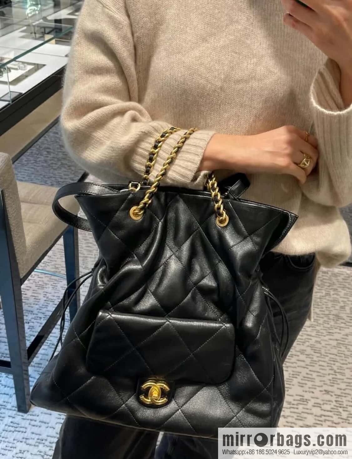 𝐂𝐡𝐚𝐧𝐞𝐥 𝟐𝟓𝐜 Early Spring 𝐬𝐡𝐨𝐩𝐩𝐢𝐧𝐠 𝐛𝐚𝐠 Big Tote, Black Gold 👜 AS5315