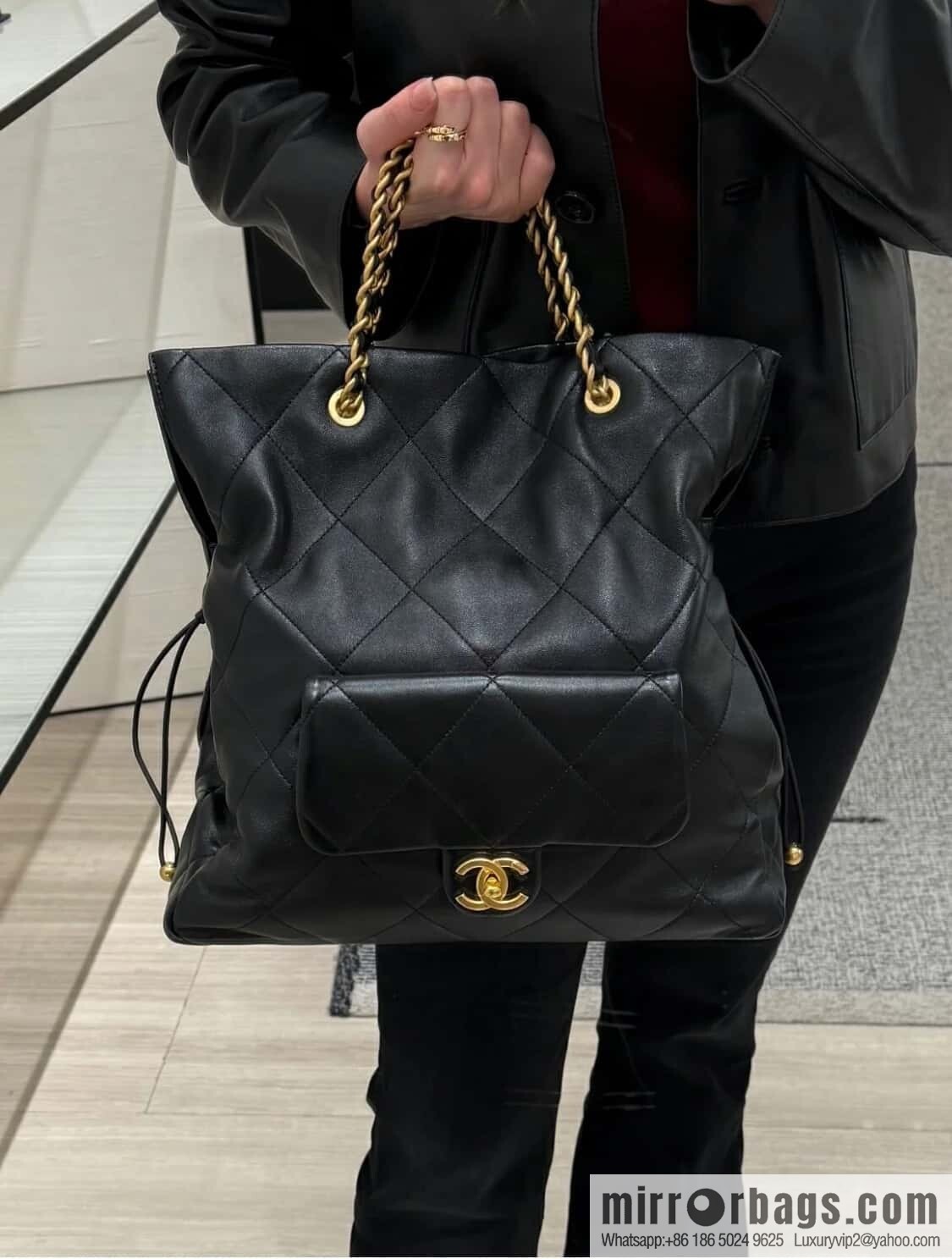 𝐂𝐡𝐚𝐧𝐞𝐥 𝟐𝟓𝐜 Early Spring 𝐬𝐡𝐨𝐩𝐩𝐢𝐧𝐠 𝐛𝐚𝐠 Big Tote, Black Gold 👜 AS5315