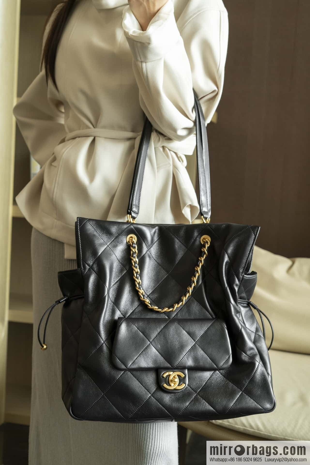 𝐂𝐡𝐚𝐧𝐞𝐥 𝟐𝟓𝐜 Early Spring 𝐬𝐡𝐨𝐩𝐩𝐢𝐧𝐠 𝐛𝐚𝐠 Big Tote, Black Gold 👜 AS5315