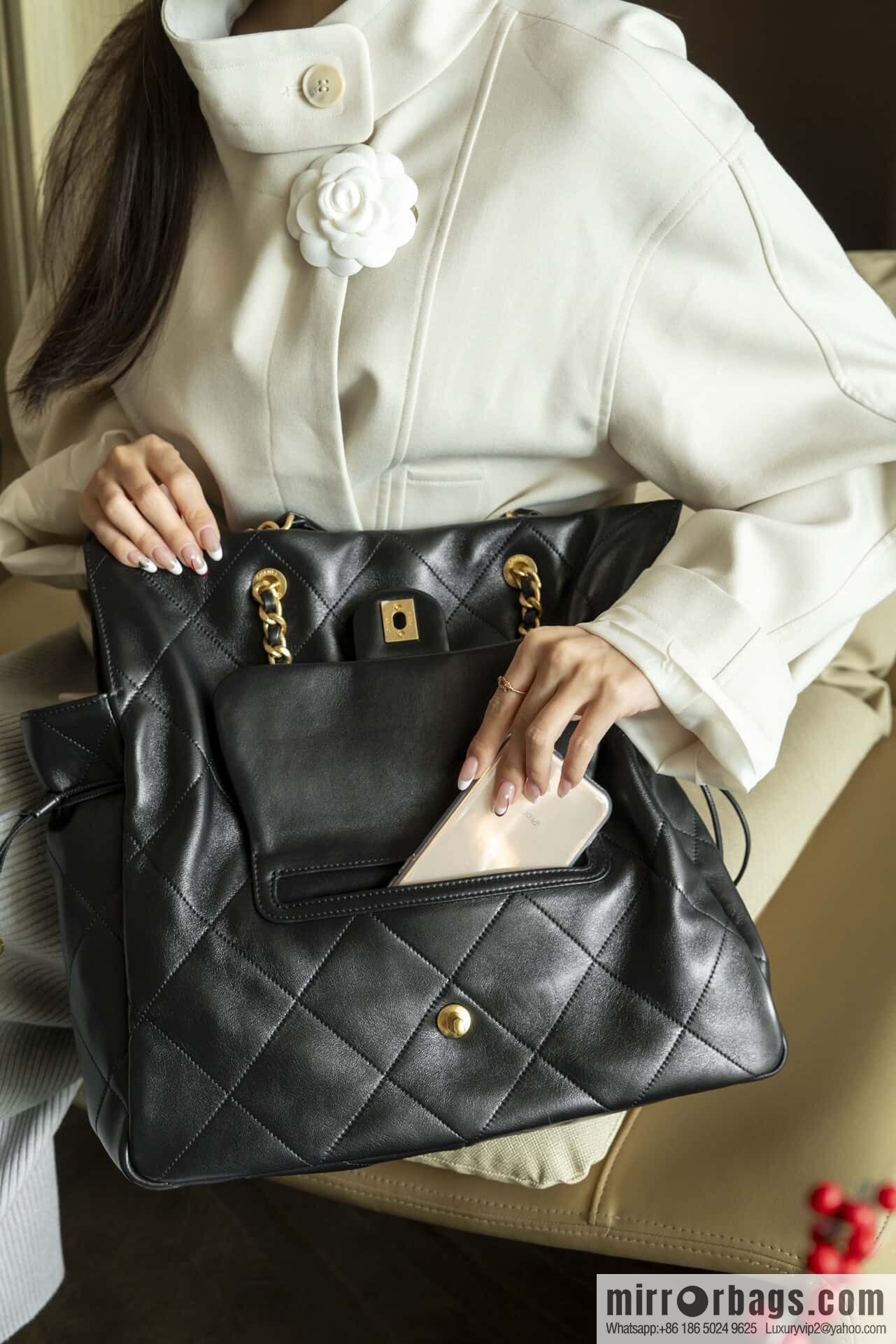 𝐂𝐡𝐚𝐧𝐞𝐥 𝟐𝟓𝐜 Early Spring 𝐬𝐡𝐨𝐩𝐩𝐢𝐧𝐠 𝐛𝐚𝐠 Big Tote, Black Gold 👜 AS5315