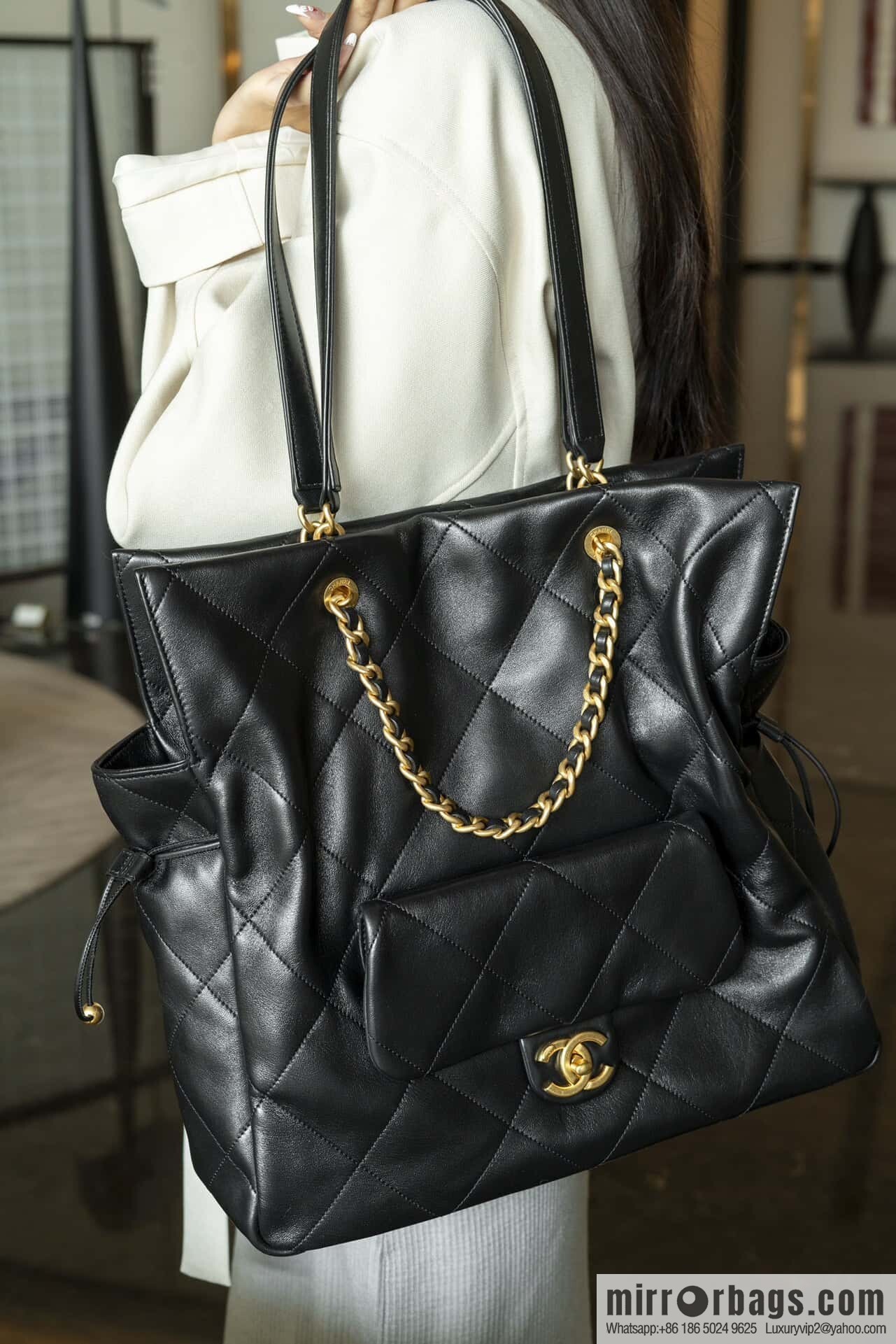 𝐂𝐡𝐚𝐧𝐞𝐥 𝟐𝟓𝐜 Early Spring 𝐬𝐡𝐨𝐩𝐩𝐢𝐧𝐠 𝐛𝐚𝐠 Big Tote, Black Gold 👜 AS5315