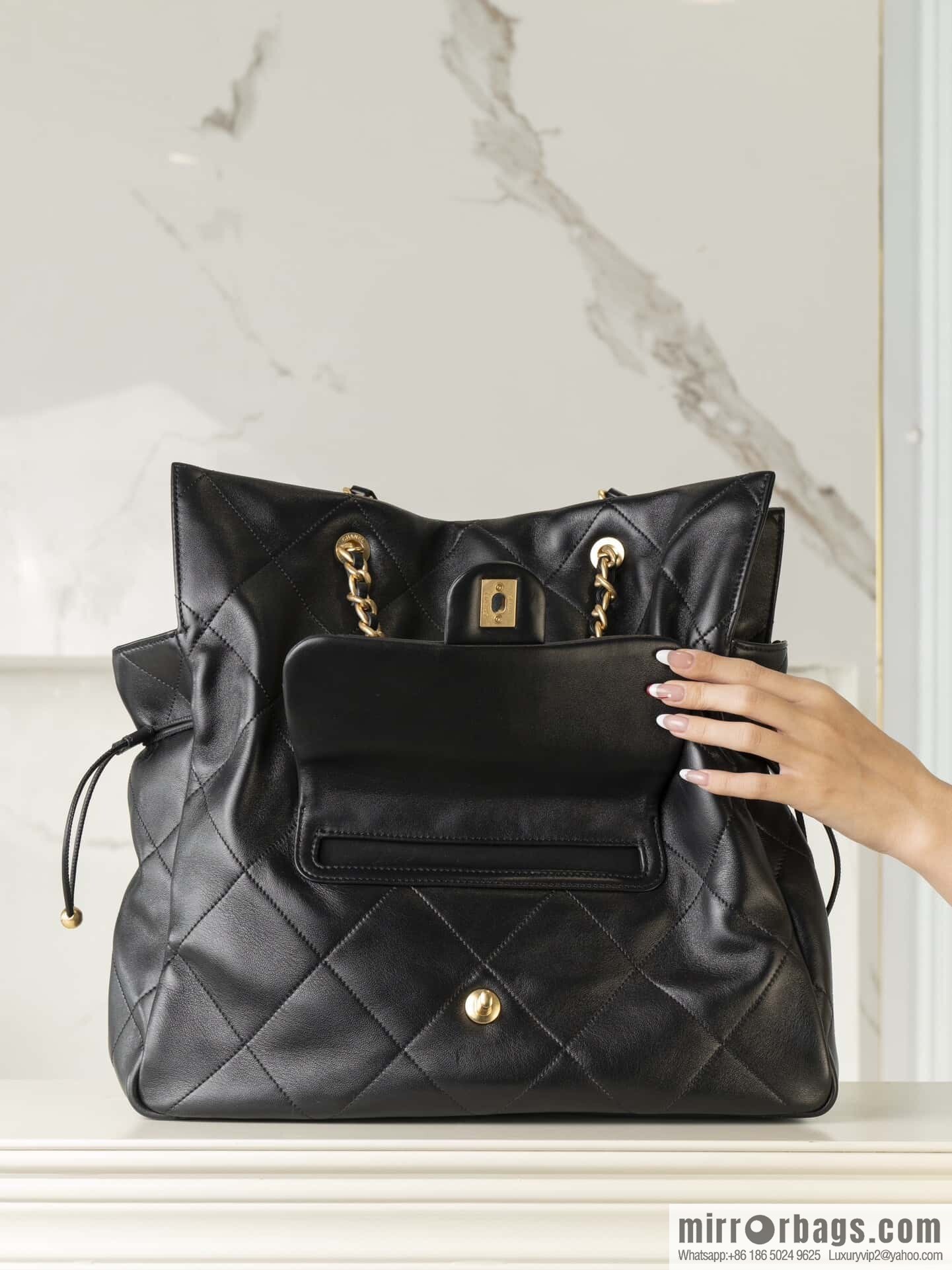 𝐂𝐡𝐚𝐧𝐞𝐥 𝟐𝟓𝐜 Early Spring 𝐬𝐡𝐨𝐩𝐩𝐢𝐧𝐠 𝐛𝐚𝐠 Big Tote, Black Gold 👜 AS5315