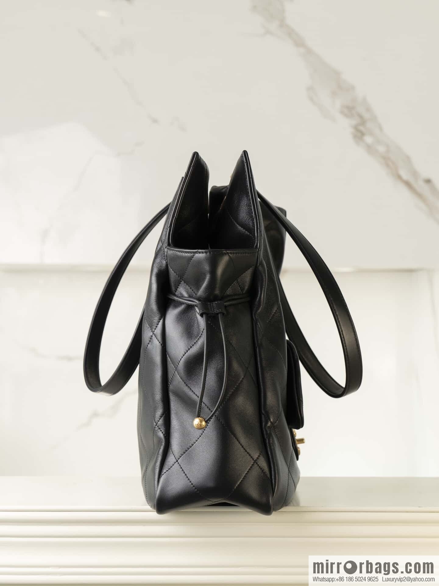𝐂𝐡𝐚𝐧𝐞𝐥 𝟐𝟓𝐜 Early Spring 𝐬𝐡𝐨𝐩𝐩𝐢𝐧𝐠 𝐛𝐚𝐠 Big Tote, Black Gold 👜 AS5315