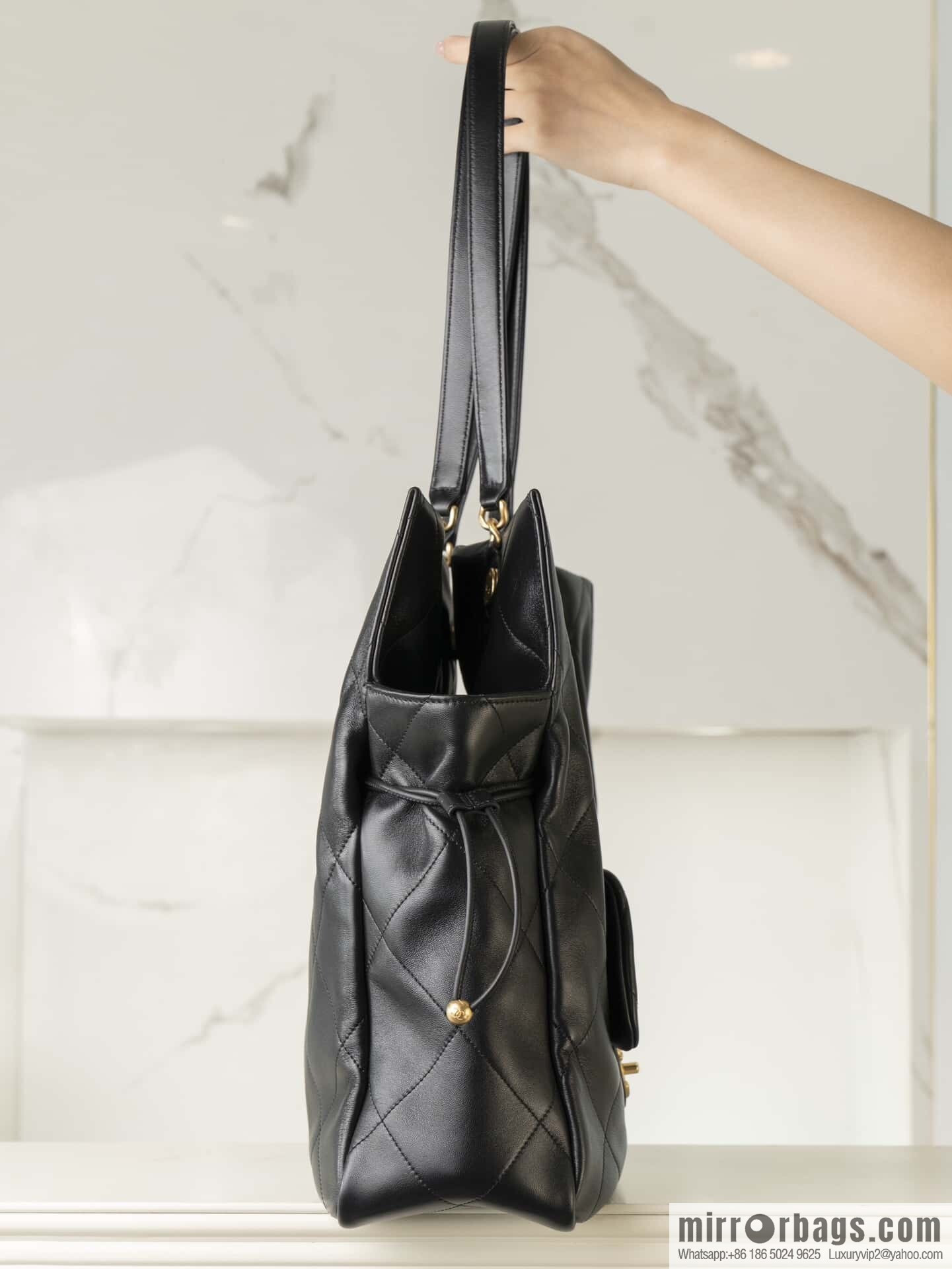 𝐂𝐡𝐚𝐧𝐞𝐥 𝟐𝟓𝐜 Early Spring 𝐬𝐡𝐨𝐩𝐩𝐢𝐧𝐠 𝐛𝐚𝐠 Big Tote, Black Gold 👜 AS5315