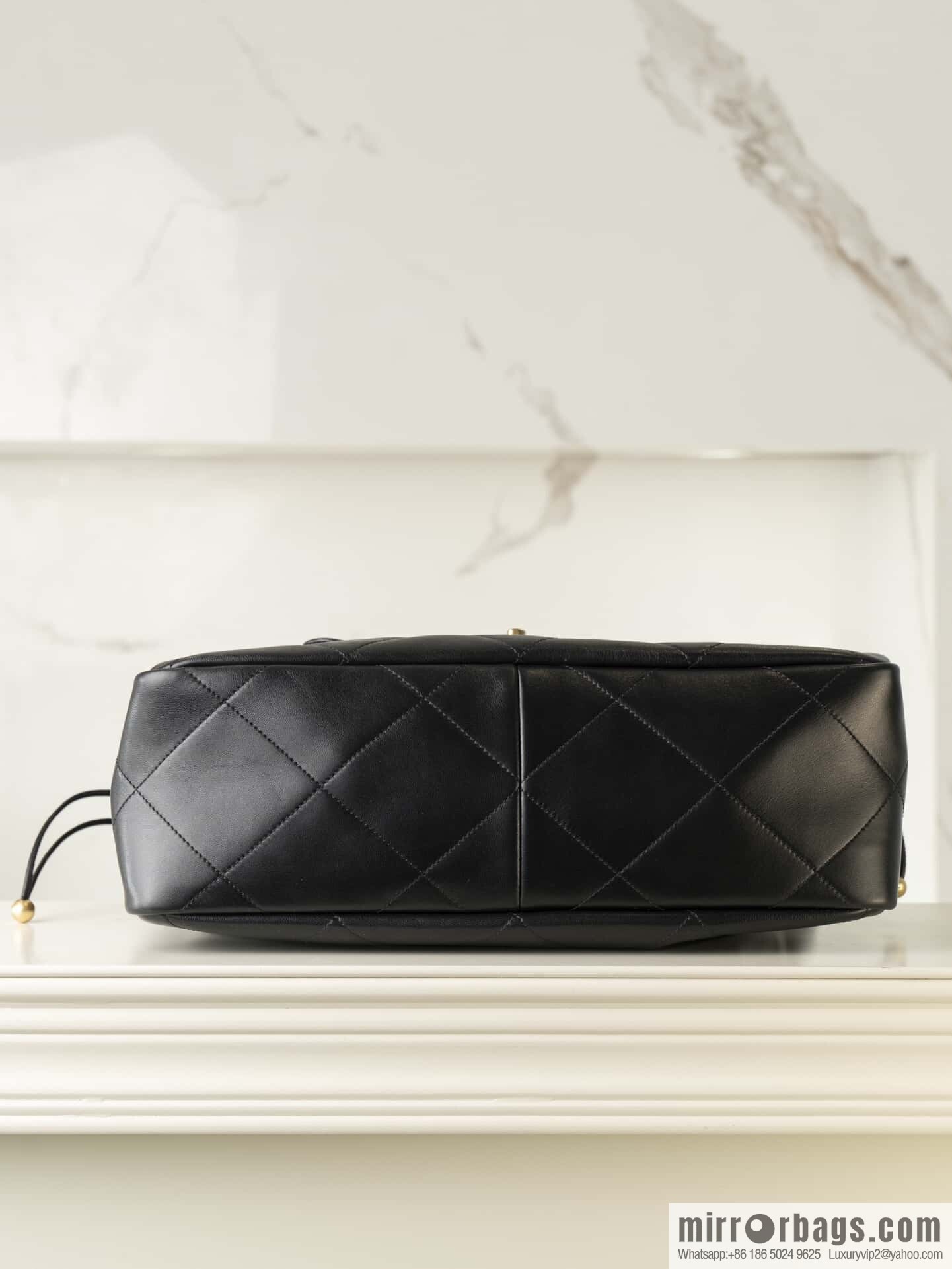 𝐂𝐡𝐚𝐧𝐞𝐥 𝟐𝟓𝐜 Early Spring 𝐬𝐡𝐨𝐩𝐩𝐢𝐧𝐠 𝐛𝐚𝐠 Big Tote, Black Gold 👜 AS5315