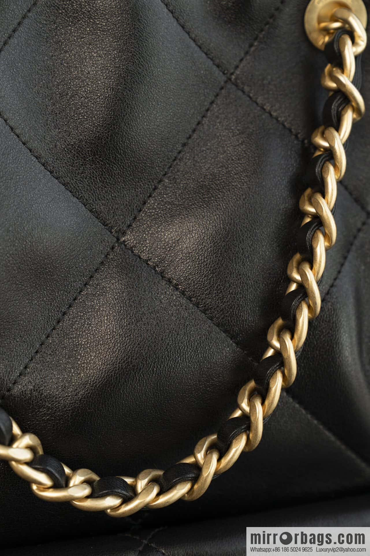 𝐂𝐡𝐚𝐧𝐞𝐥 𝟐𝟓𝐜 Early Spring 𝐬𝐡𝐨𝐩𝐩𝐢𝐧𝐠 𝐛𝐚𝐠 Big Tote, Black Gold 👜 AS5315