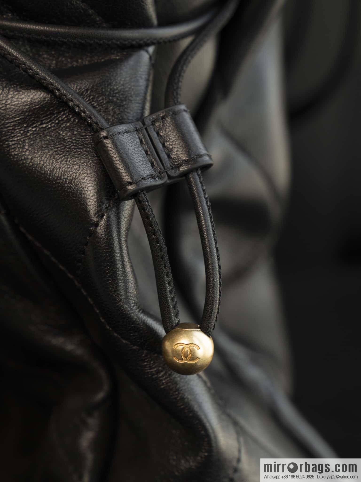 𝐂𝐡𝐚𝐧𝐞𝐥 𝟐𝟓𝐜 Early Spring 𝐬𝐡𝐨𝐩𝐩𝐢𝐧𝐠 𝐛𝐚𝐠 Big Tote, Black Gold 👜 AS5315