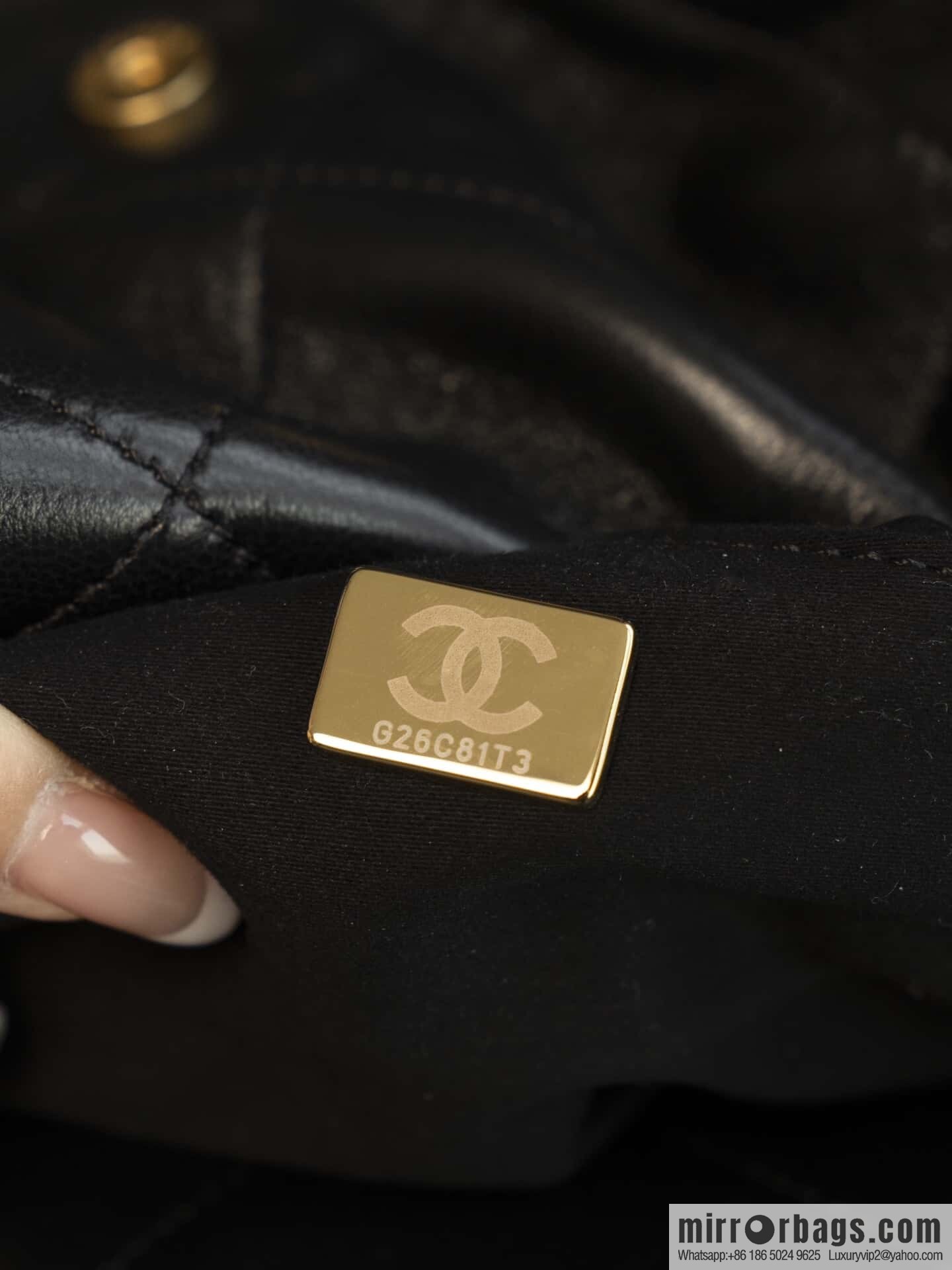 𝐂𝐡𝐚𝐧𝐞𝐥 𝟐𝟓𝐜 Early Spring 𝐬𝐡𝐨𝐩𝐩𝐢𝐧𝐠 𝐛𝐚𝐠 Big Tote, Black Gold 👜 AS5315