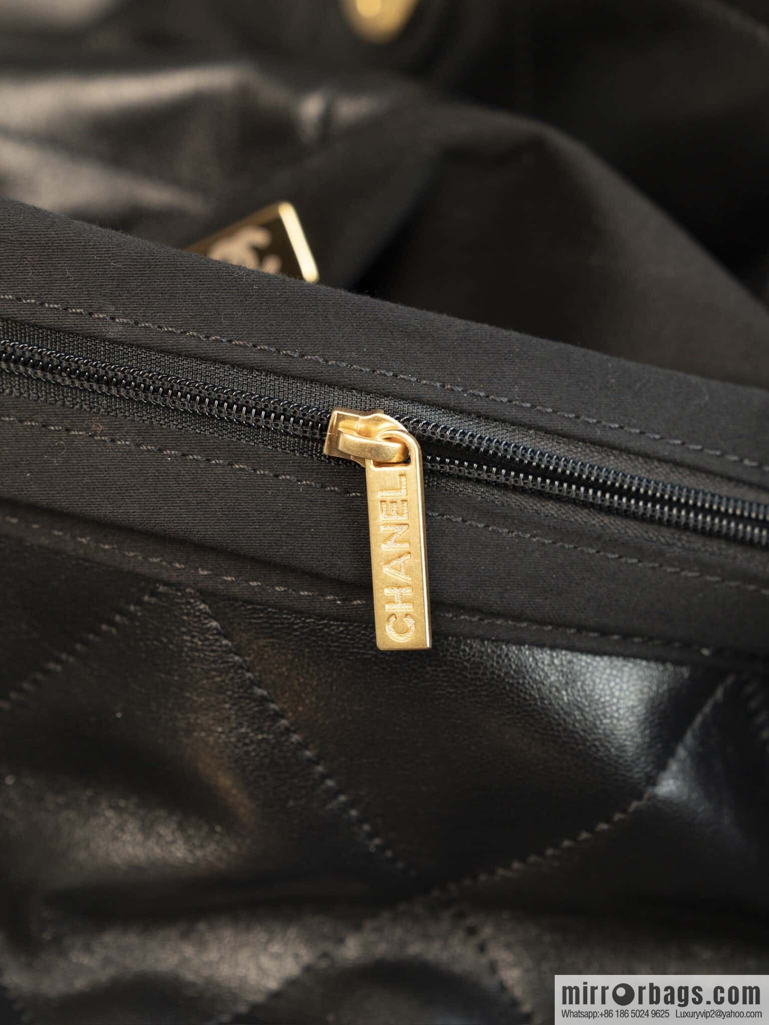 𝐂𝐡𝐚𝐧𝐞𝐥 𝟐𝟓𝐜 Early Spring 𝐬𝐡𝐨𝐩𝐩𝐢𝐧𝐠 𝐛𝐚𝐠 Big Tote, Black Gold 👜 AS5315