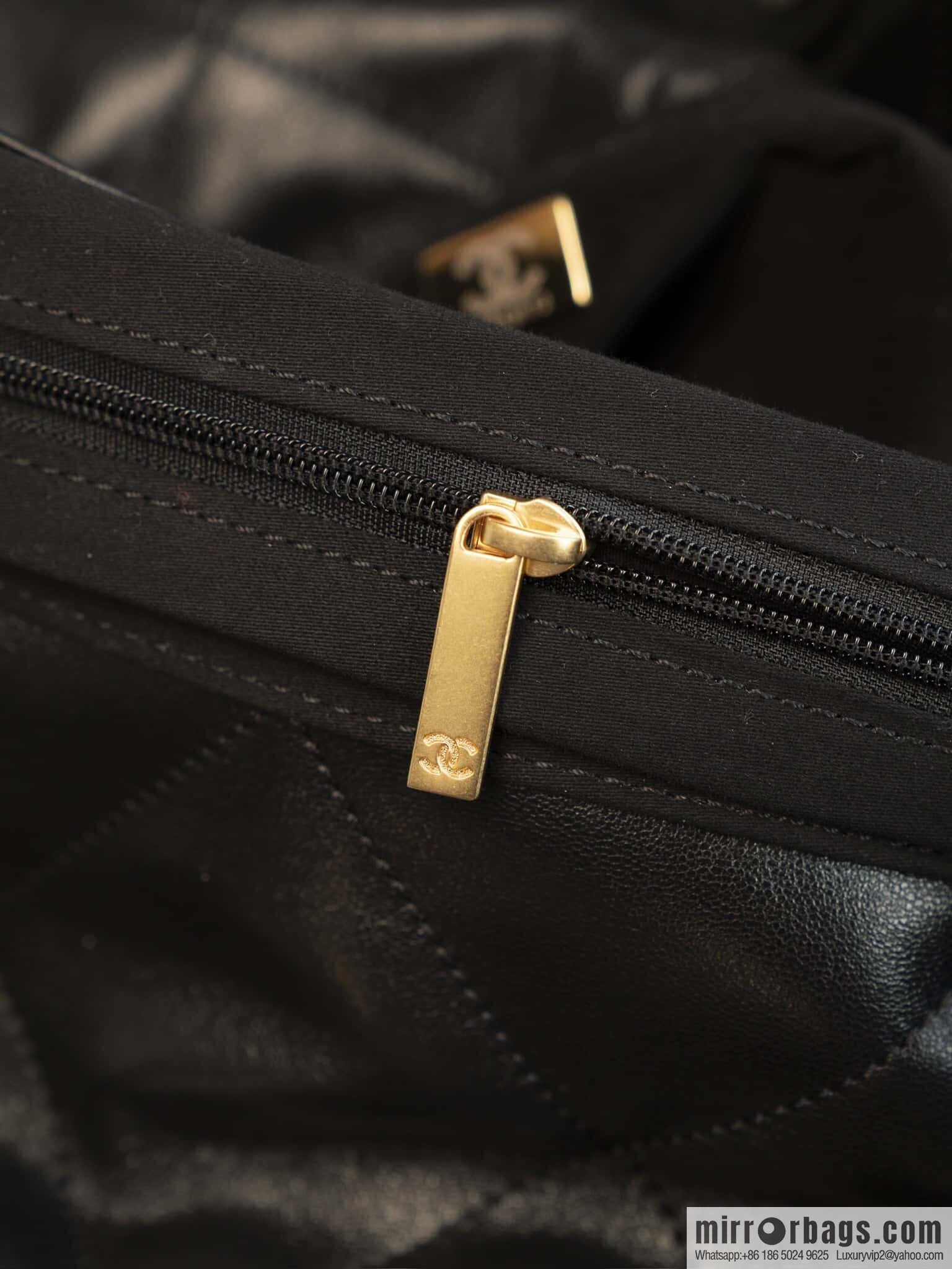 𝐂𝐡𝐚𝐧𝐞𝐥 𝟐𝟓𝐜 Early Spring 𝐬𝐡𝐨𝐩𝐩𝐢𝐧𝐠 𝐛𝐚𝐠 Big Tote, Black Gold 👜 AS5315