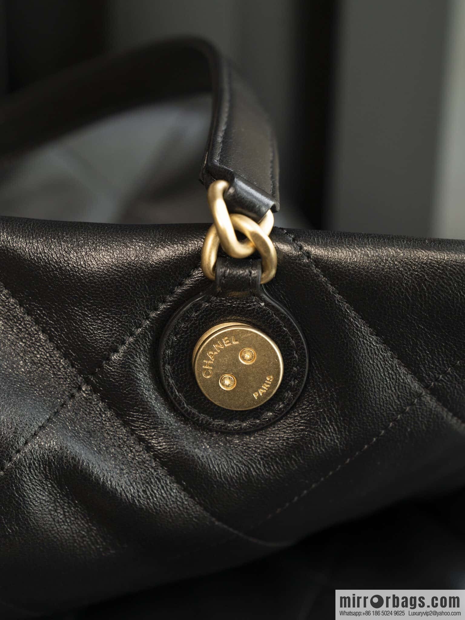 𝐂𝐡𝐚𝐧𝐞𝐥 𝟐𝟓𝐜 Early Spring 𝐬𝐡𝐨𝐩𝐩𝐢𝐧𝐠 𝐛𝐚𝐠 Big Tote, Black Gold 👜 AS5315