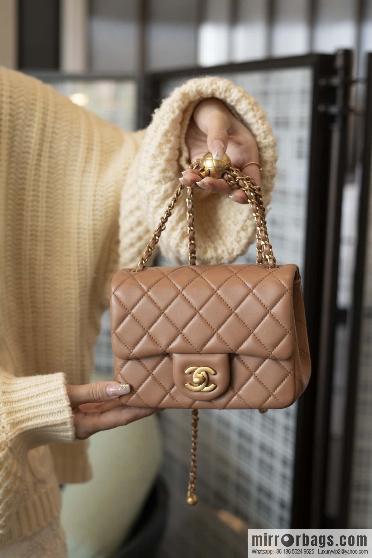 𝐂𝐡𝐚𝐧𝐞𝐥 𝟐𝟒𝐤 𝐜𝐟 Golden Ball Square Fatty, Milk Tea Color ☕️ AS1786