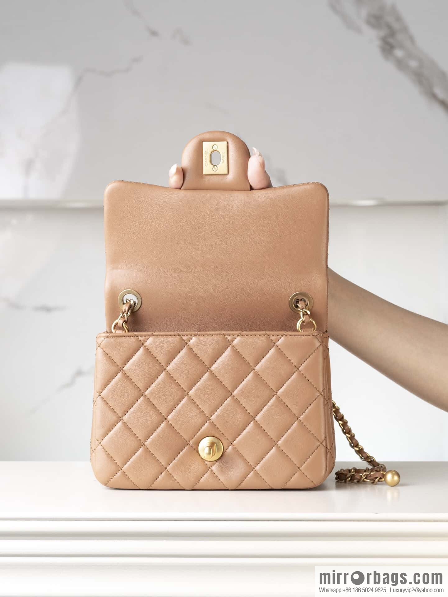 𝐂𝐡𝐚𝐧𝐞𝐥 𝟐𝟒𝐤 𝐜𝐟 Golden Ball Square Fatty, Milk Tea Color ☕️ AS1786