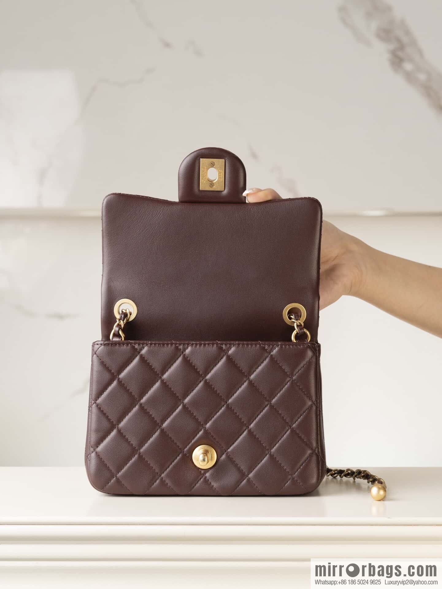 𝐂𝐡𝐚𝐧𝐞𝐥 𝟐𝟒𝐤 𝐜𝐟 golden ball square fat man, reddish brown ✨ AS1786