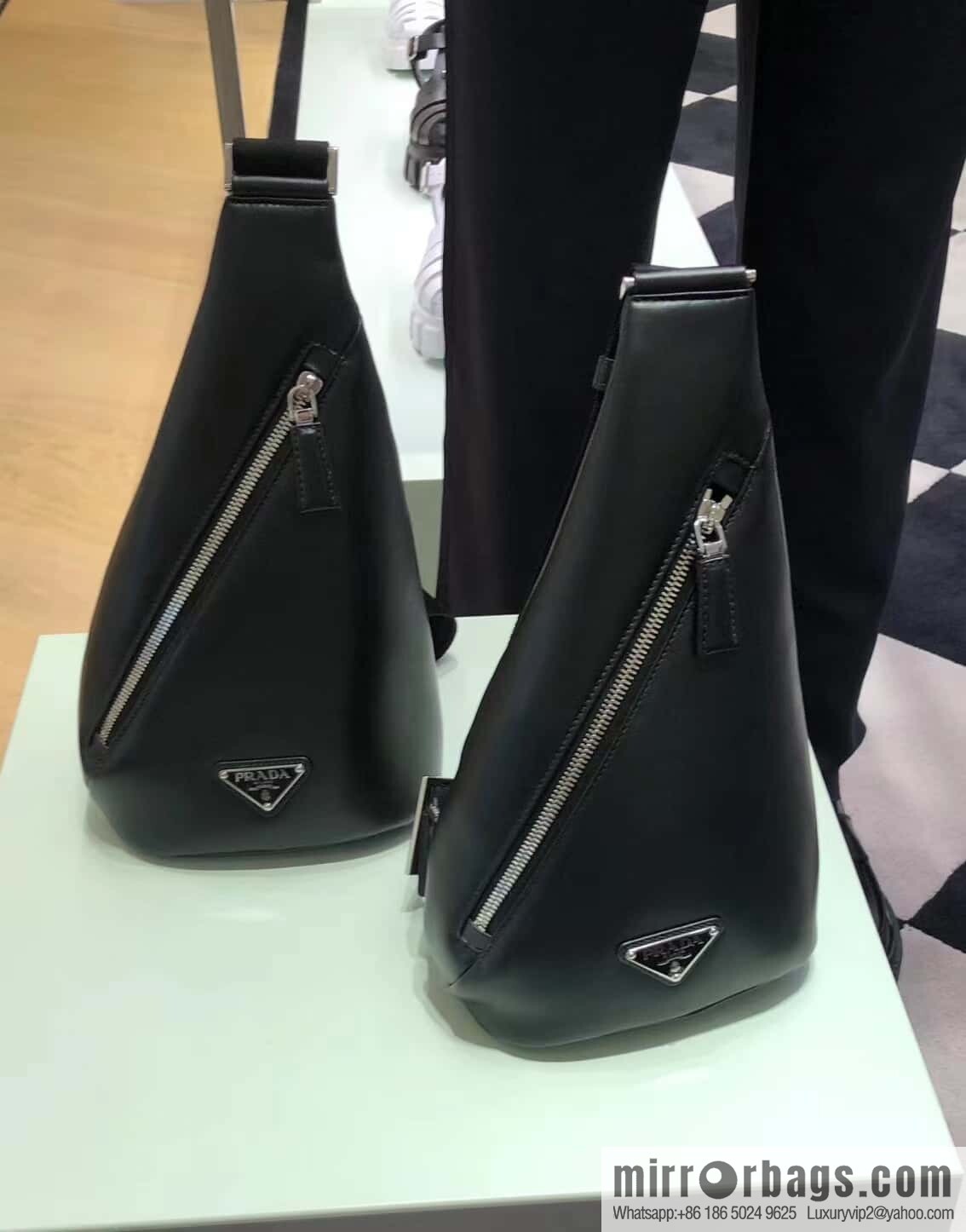 PRADA 👏 new breast bag 👏 2VZ098 plain weave 👏 black