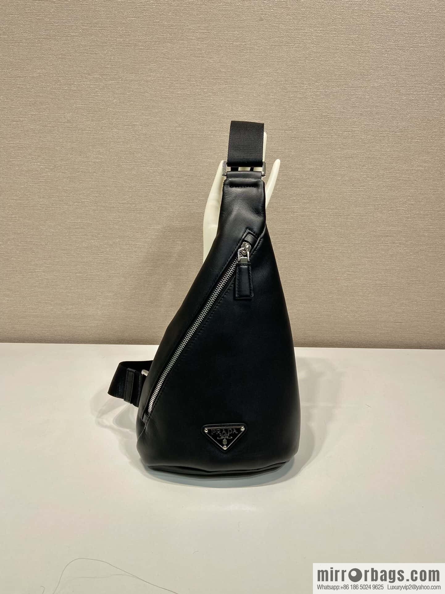 PRADA 👏 new breast bag 👏 2VZ098 plain weave 👏 black