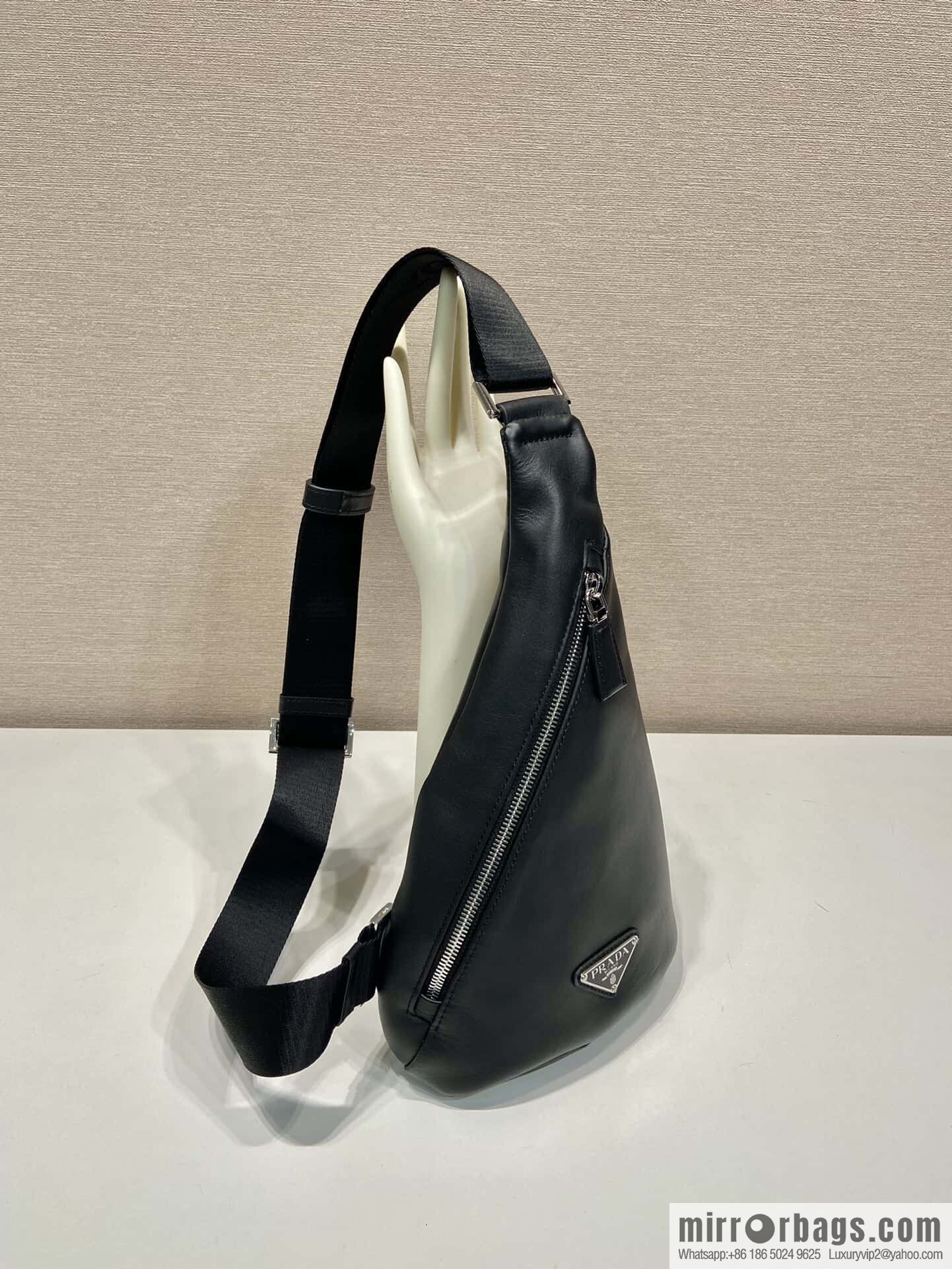 PRADA 👏 new breast bag 👏 2VZ098 plain weave 👏 black