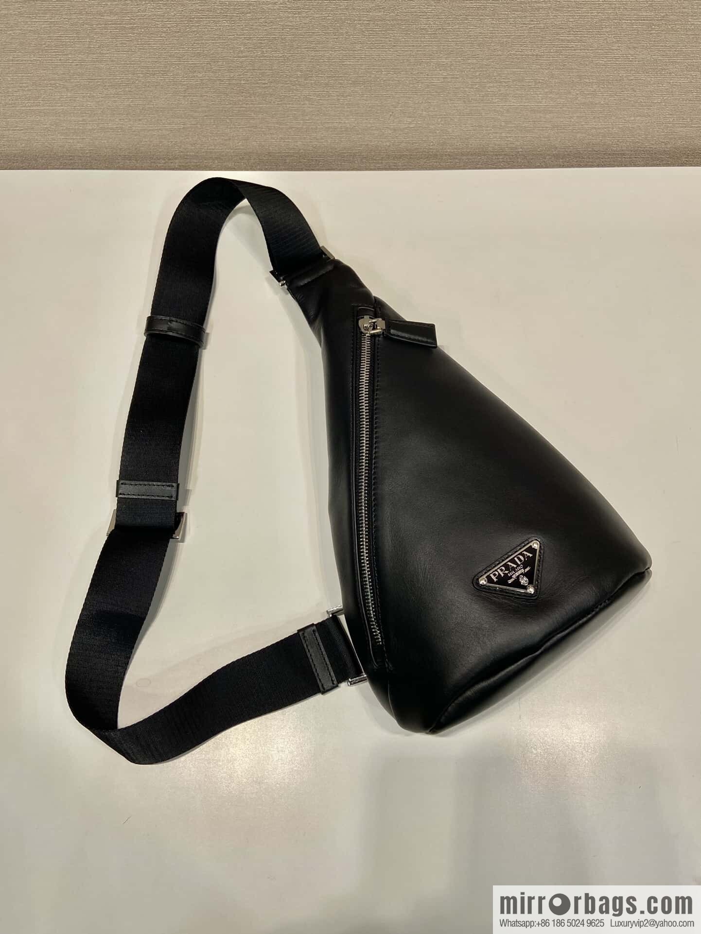 PRADA 👏 new breast bag 👏 2VZ098 plain weave 👏 black