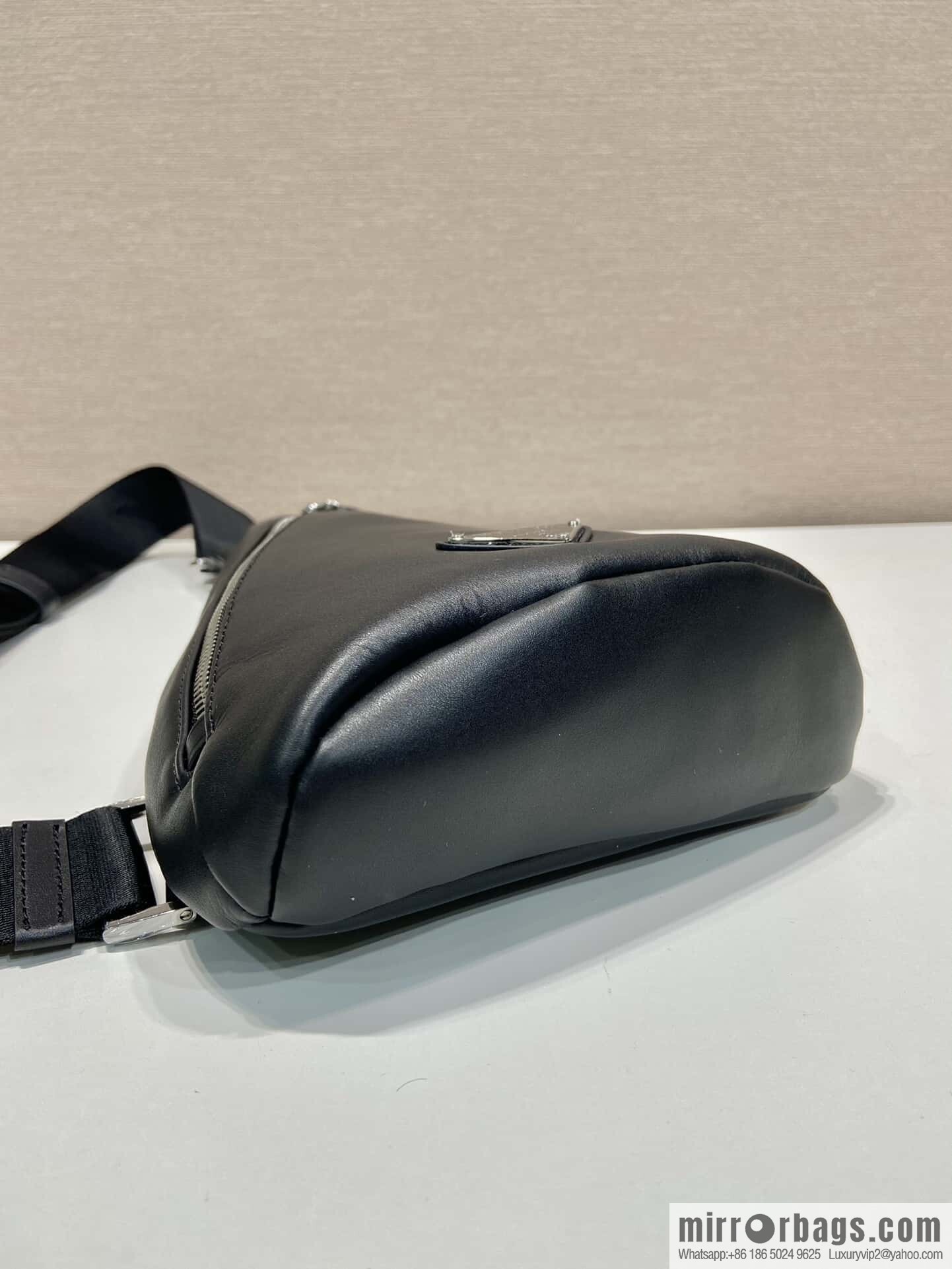 PRADA 👏 new breast bag 👏 2VZ098 plain weave 👏 black