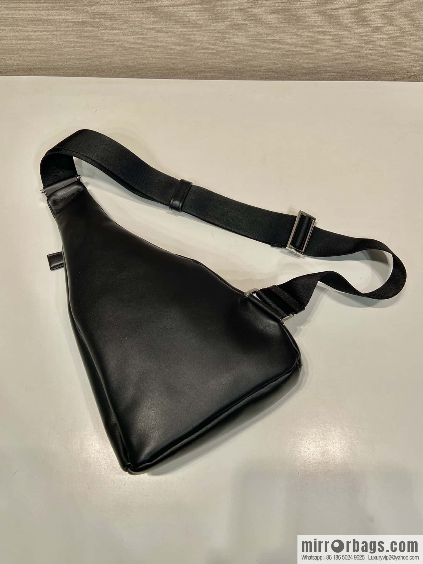 PRADA 👏 new breast bag 👏 2VZ098 plain weave 👏 black