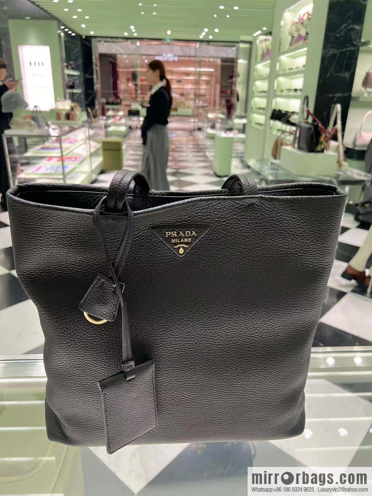 PRADA 🎉 new tote bag 🎉 1BG550🎉