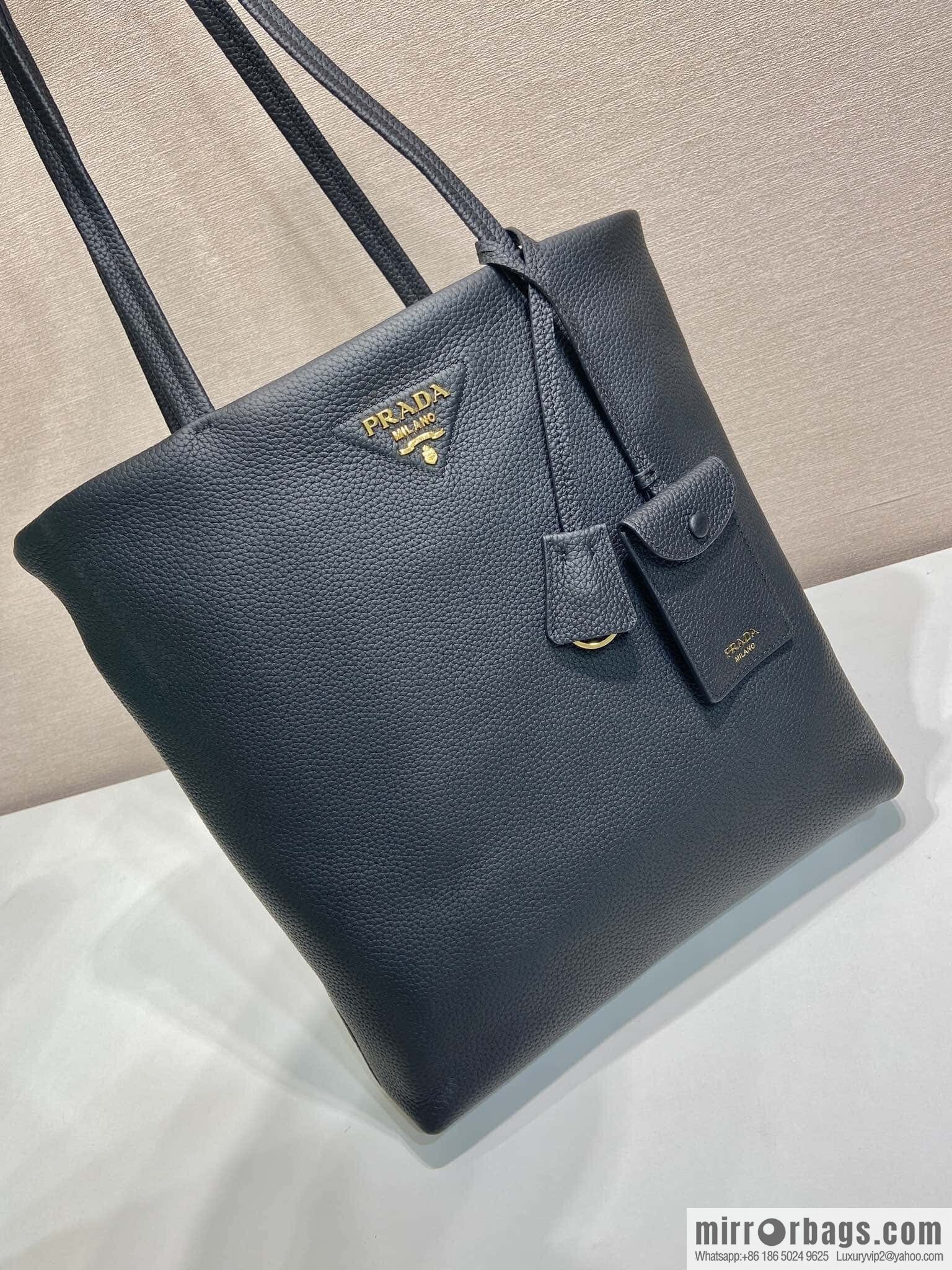 PRADA 🎉 new tote bag 🎉 1BG550🎉