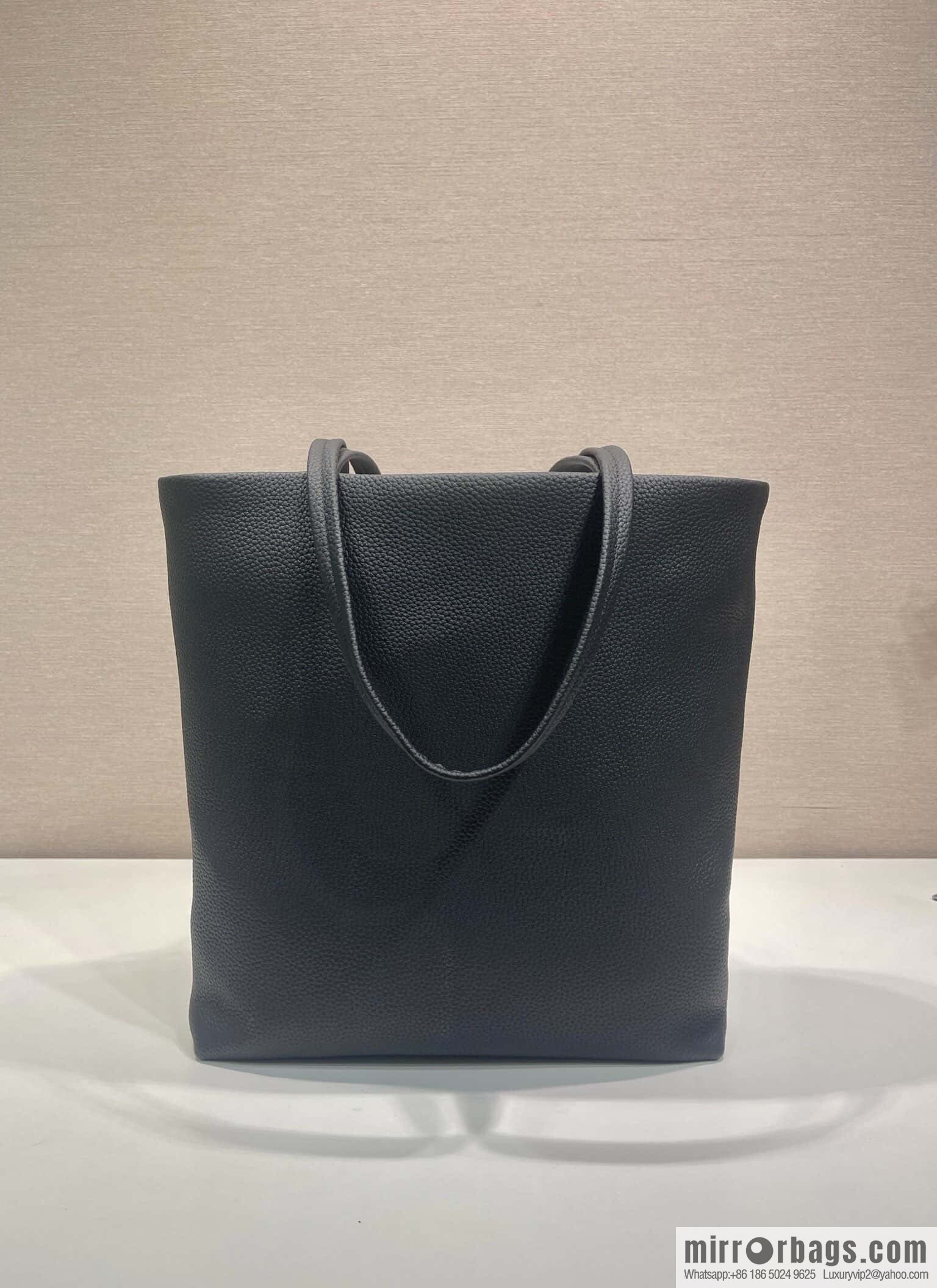 PRADA 🎉 new tote bag 🎉 1BG550🎉