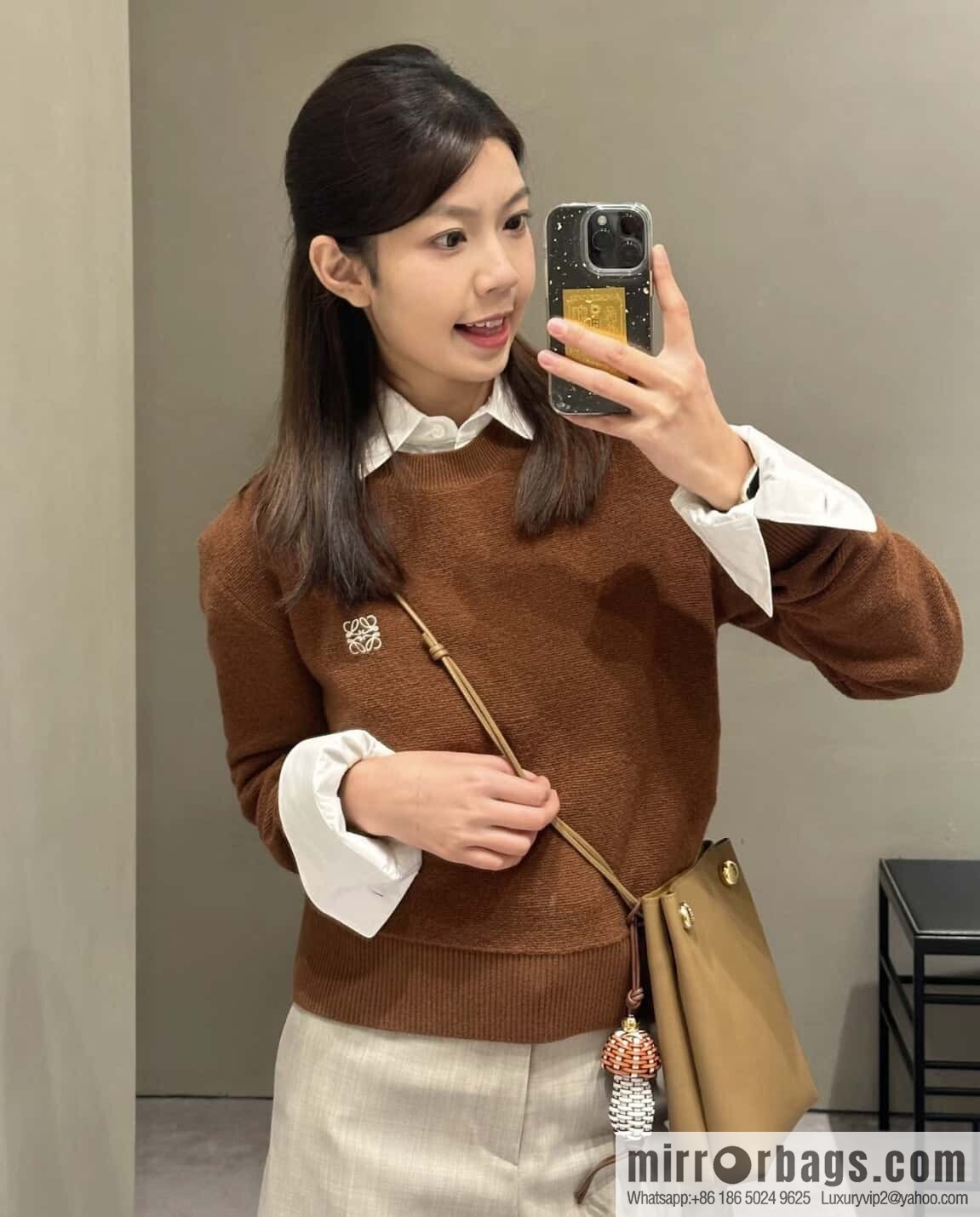 LOEWE Pebble Pouch 0905 Oak Brown