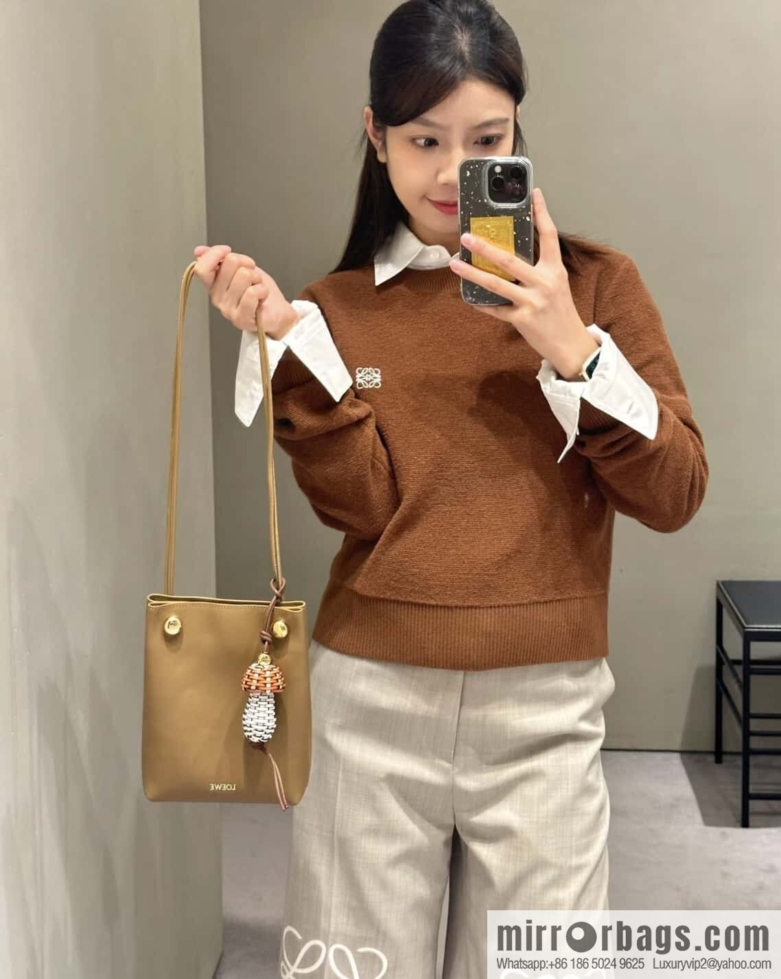 LOEWE Pebble Pouch 0905 Oak Brown