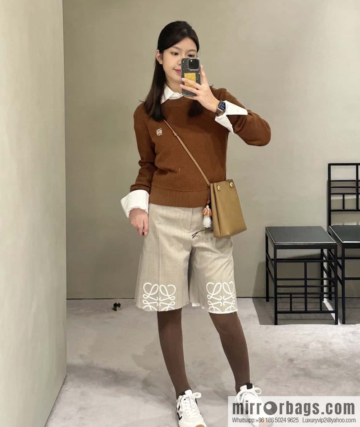 LOEWE Pebble Pouch 0905 Oak Brown