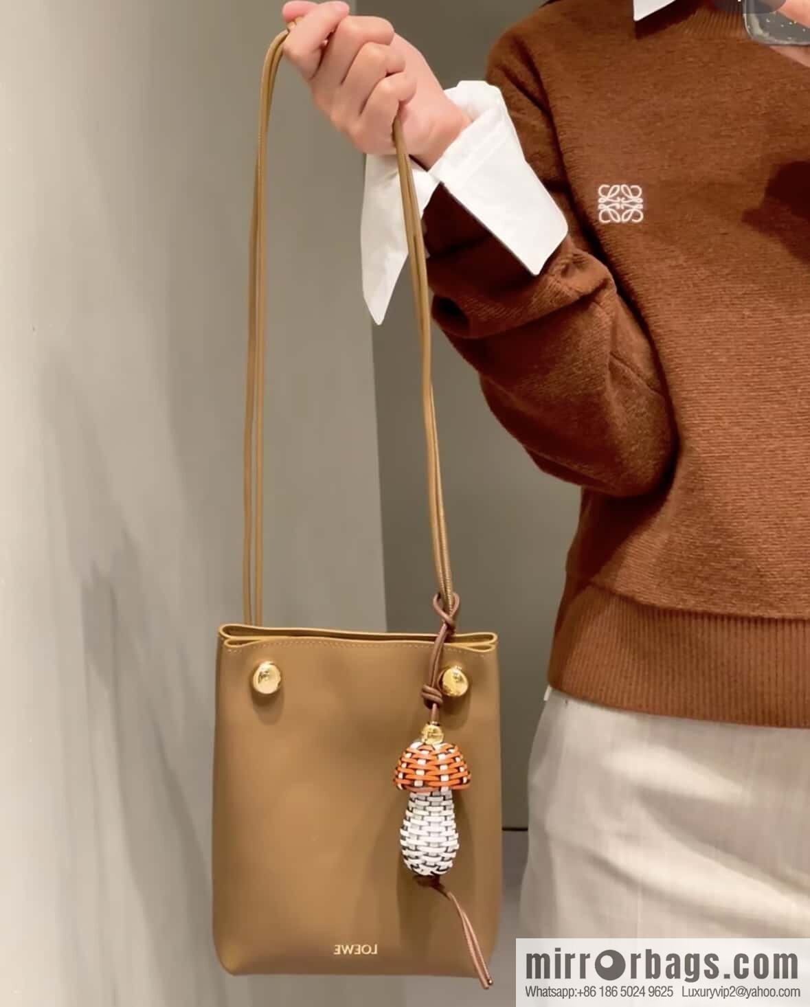 LOEWE Pebble Pouch 0905 Oak Brown
