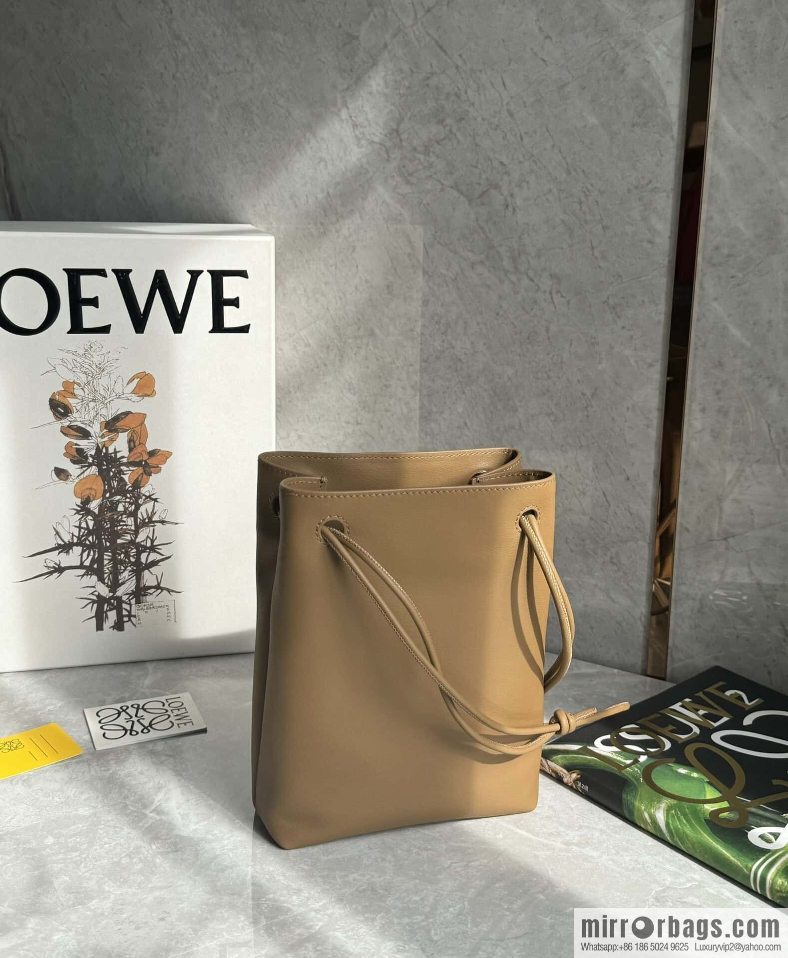 LOEWE Pebble Pouch 0905 Oak Brown