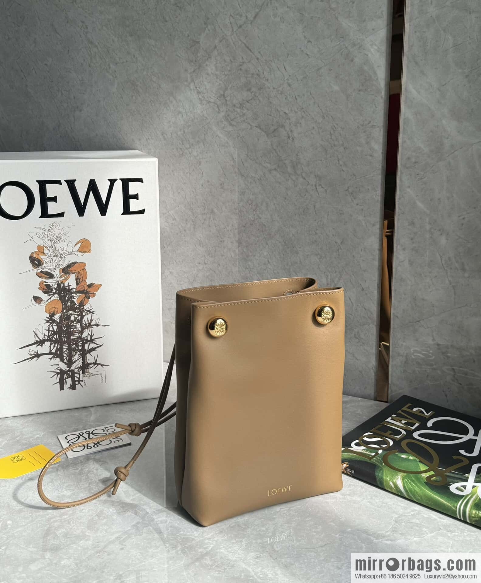 LOEWE Pebble Pouch 0905 Oak Brown