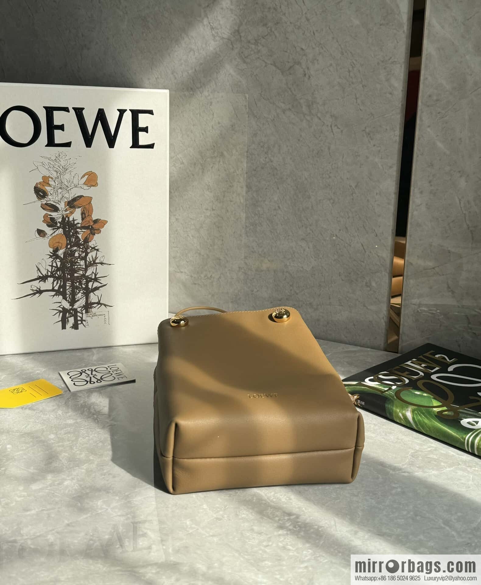 LOEWE Pebble Pouch 0905 Oak Brown