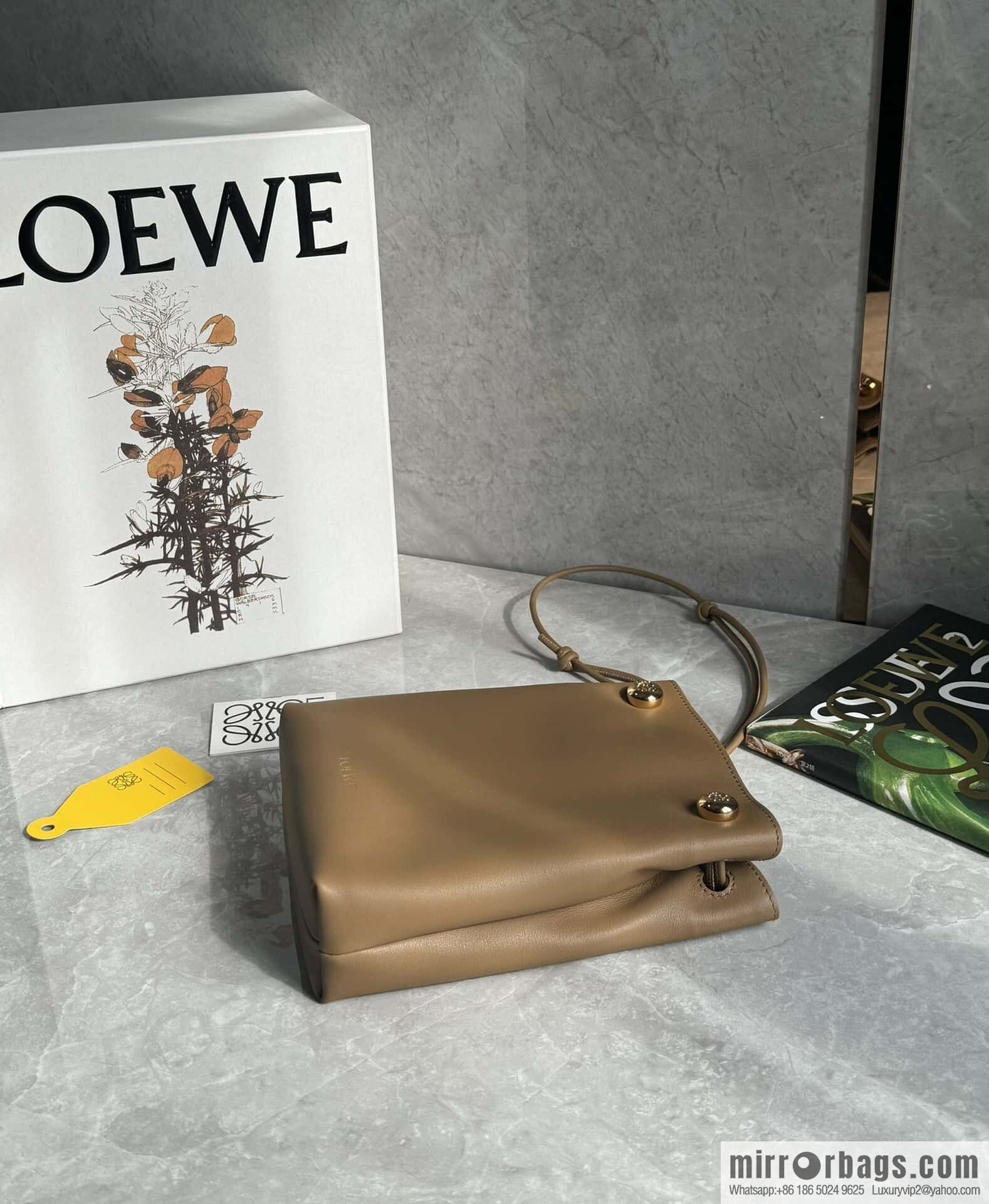 LOEWE Pebble Pouch 0905 Oak Brown
