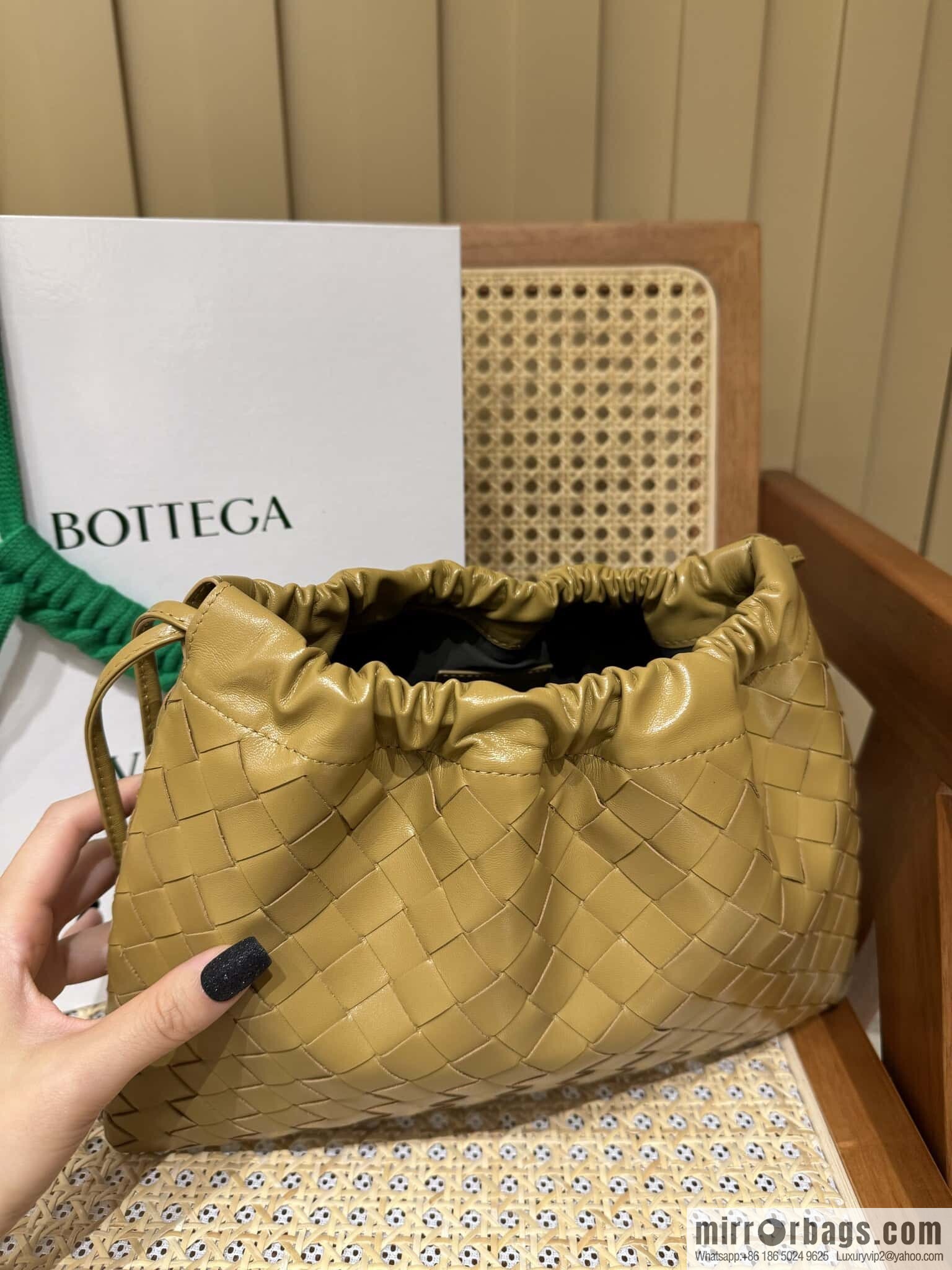 BV Medium Dustbag Clutch 796728 Pine cone brown
