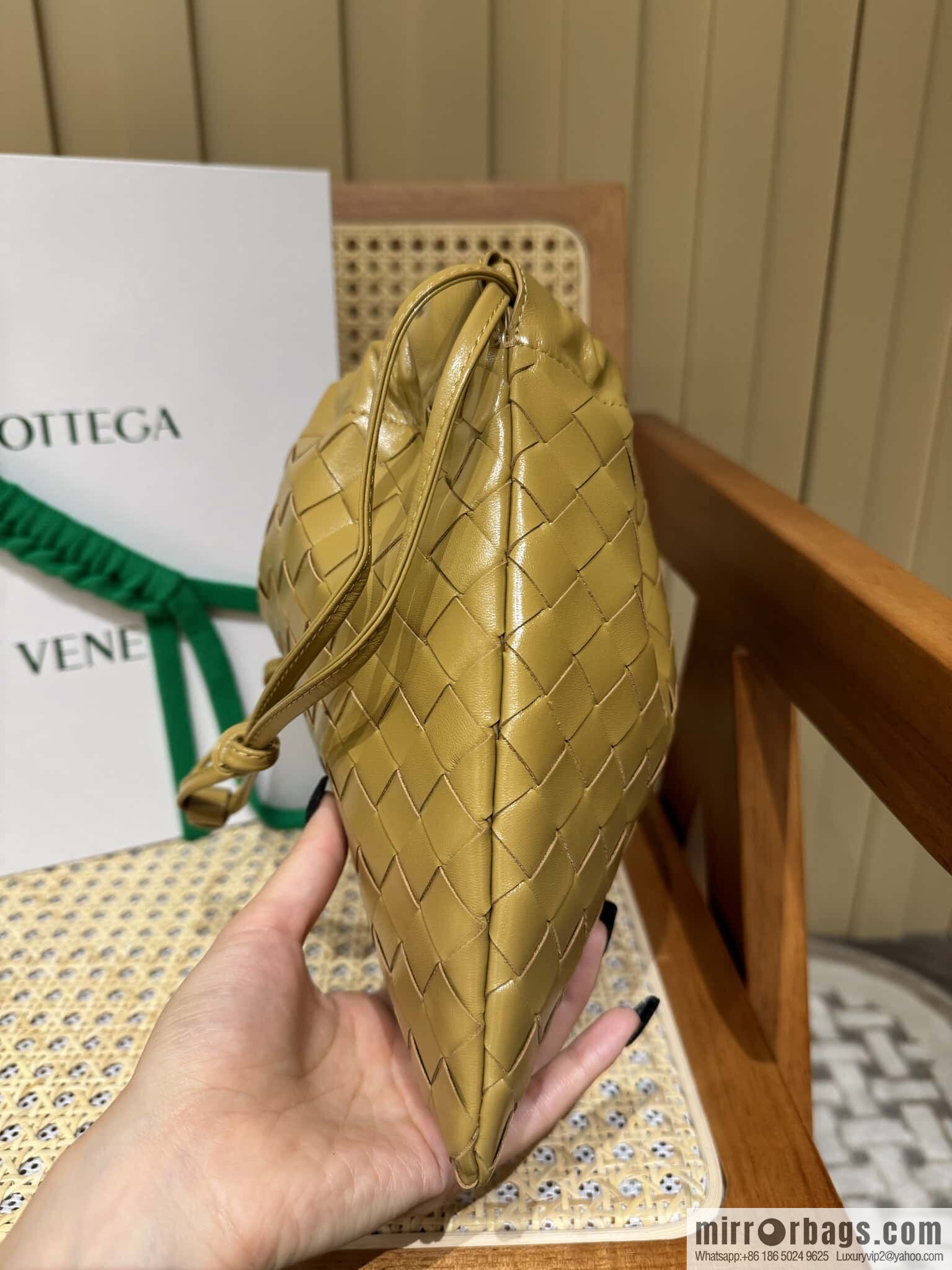 BV Medium Dustbag Clutch 796728 Pine cone brown