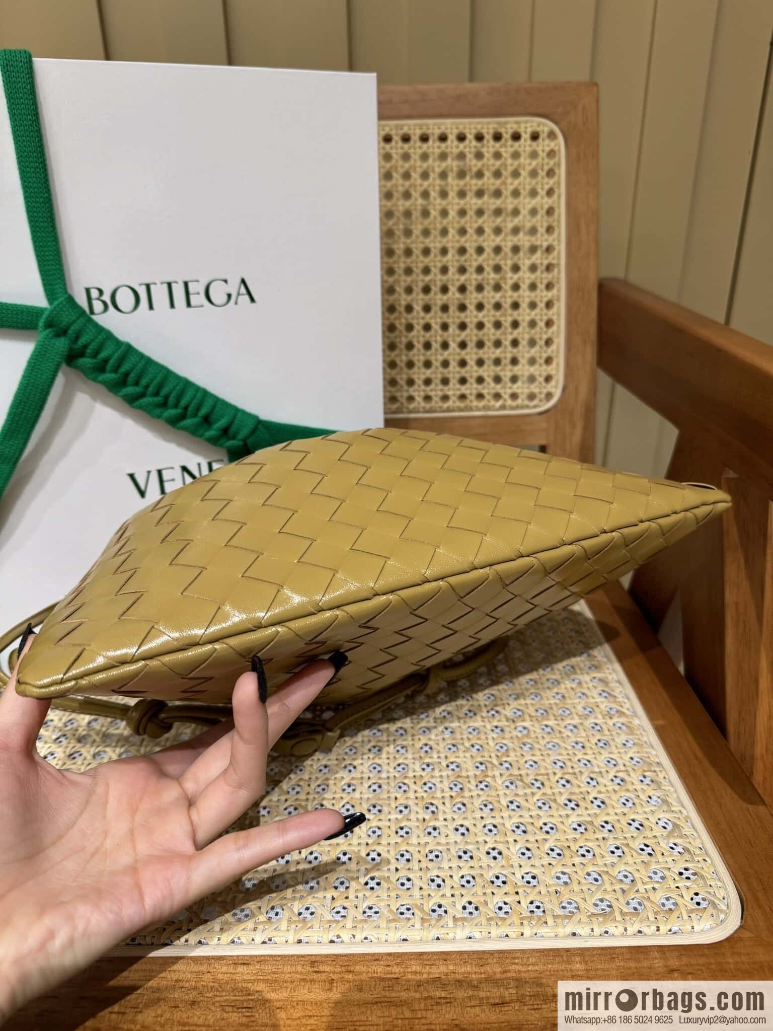 BV Medium Dustbag Clutch 796728 Pine cone brown