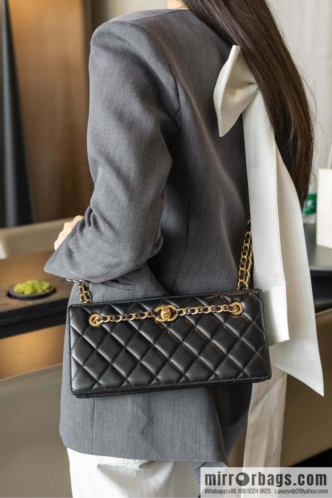 𝐂𝐡𝐚𝐧𝐞𝐥 𝟐𝟒𝐤 catwalk model, retro dinner bag, black 🖤 AS5203