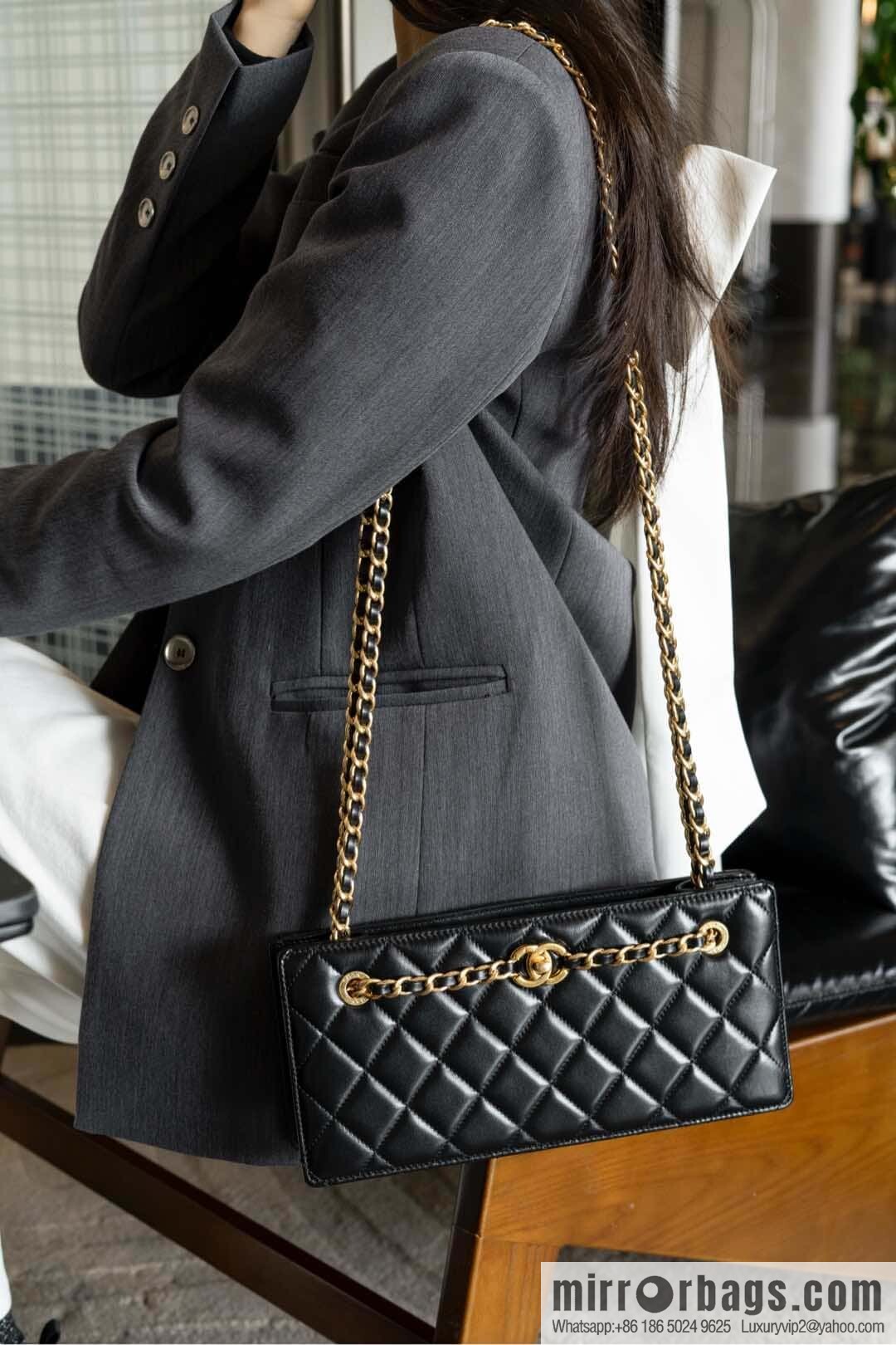 𝐂𝐡𝐚𝐧𝐞𝐥 𝟐𝟒𝐤 catwalk model, retro dinner bag, black 🖤 AS5203