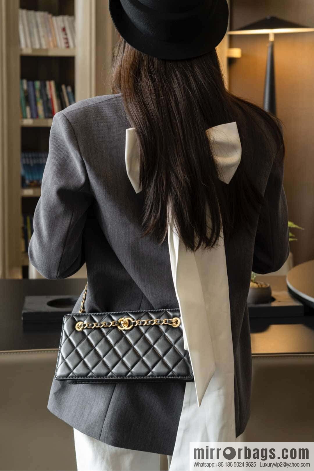 𝐂𝐡𝐚𝐧𝐞𝐥 𝟐𝟒𝐤 catwalk model, retro dinner bag, black 🖤 AS5203