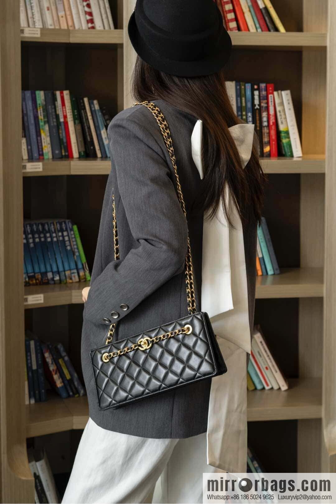 𝐂𝐡𝐚𝐧𝐞𝐥 𝟐𝟒𝐤 catwalk model, retro dinner bag, black 🖤 AS5203