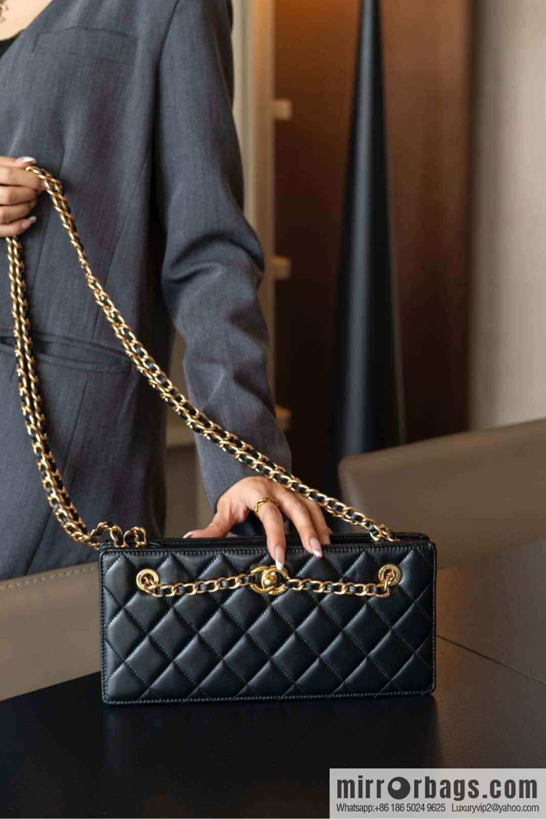 𝐂𝐡𝐚𝐧𝐞𝐥 𝟐𝟒𝐤 catwalk model, retro dinner bag, black 🖤 AS5203
